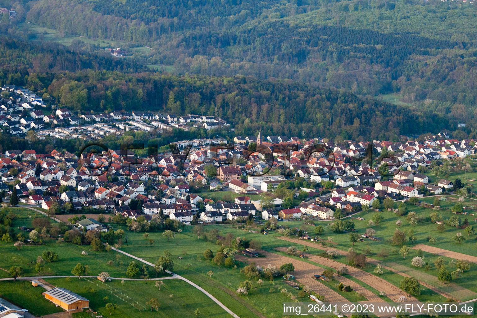 Vue aérienne de Rue de l'école depuis le nord à le quartier Busenbach in Waldbronn dans le département Bade-Wurtemberg, Allemagne