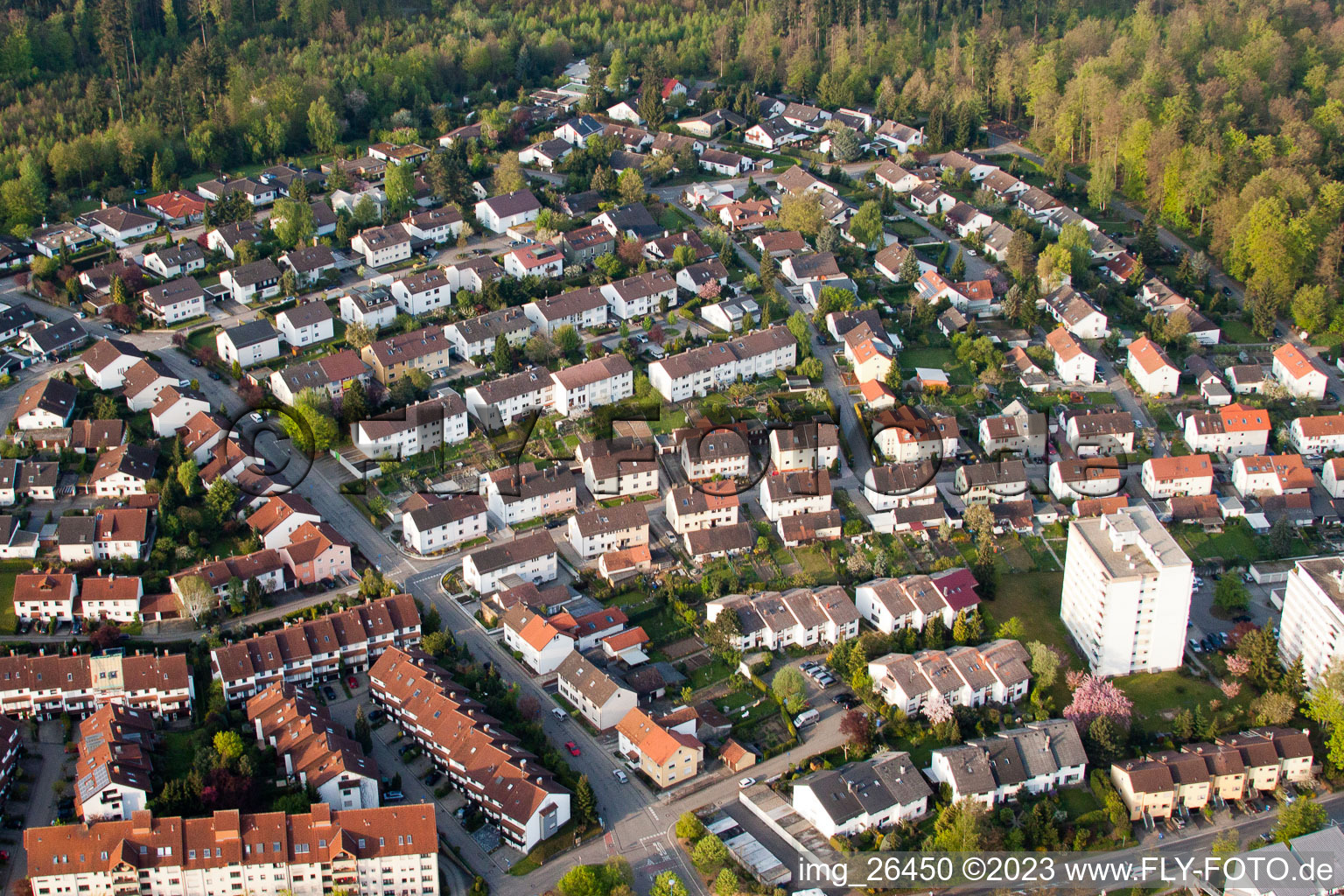 Vue aérienne de Rue Kniebis à le quartier Reichenbach in Waldbronn dans le département Bade-Wurtemberg, Allemagne