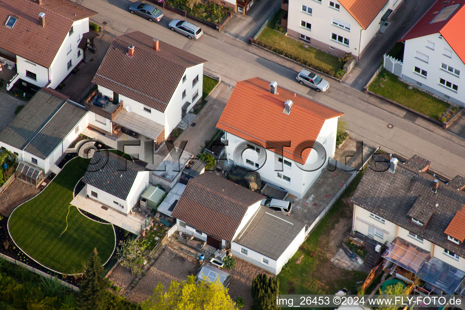 Jardins familiaux sur Rosenstr à le quartier Reichenbach in Waldbronn dans le département Bade-Wurtemberg, Allemagne d'en haut