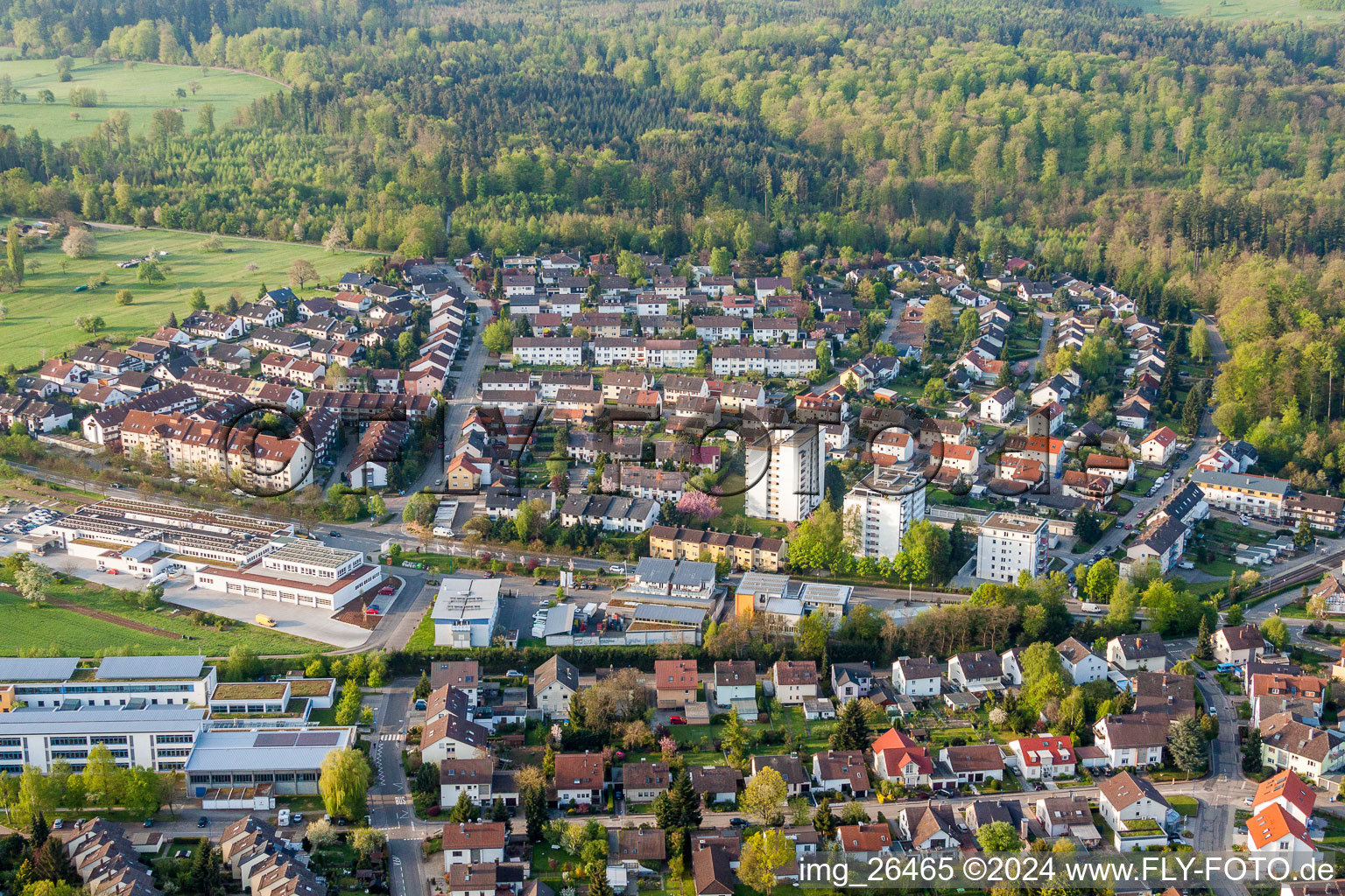 Vue aérienne de Centre-ville Schwarzwaldbergeviertel dans le centre-ville à le quartier Reichenbach in Waldbronn dans le département Bade-Wurtemberg, Allemagne