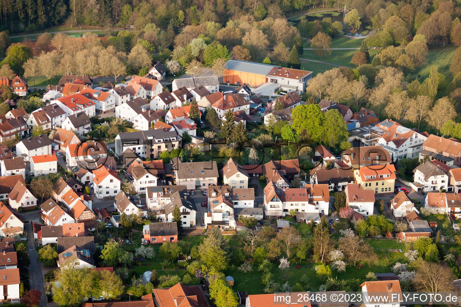 Vue aérienne de Kurpark de l'est à le quartier Reichenbach in Waldbronn dans le département Bade-Wurtemberg, Allemagne