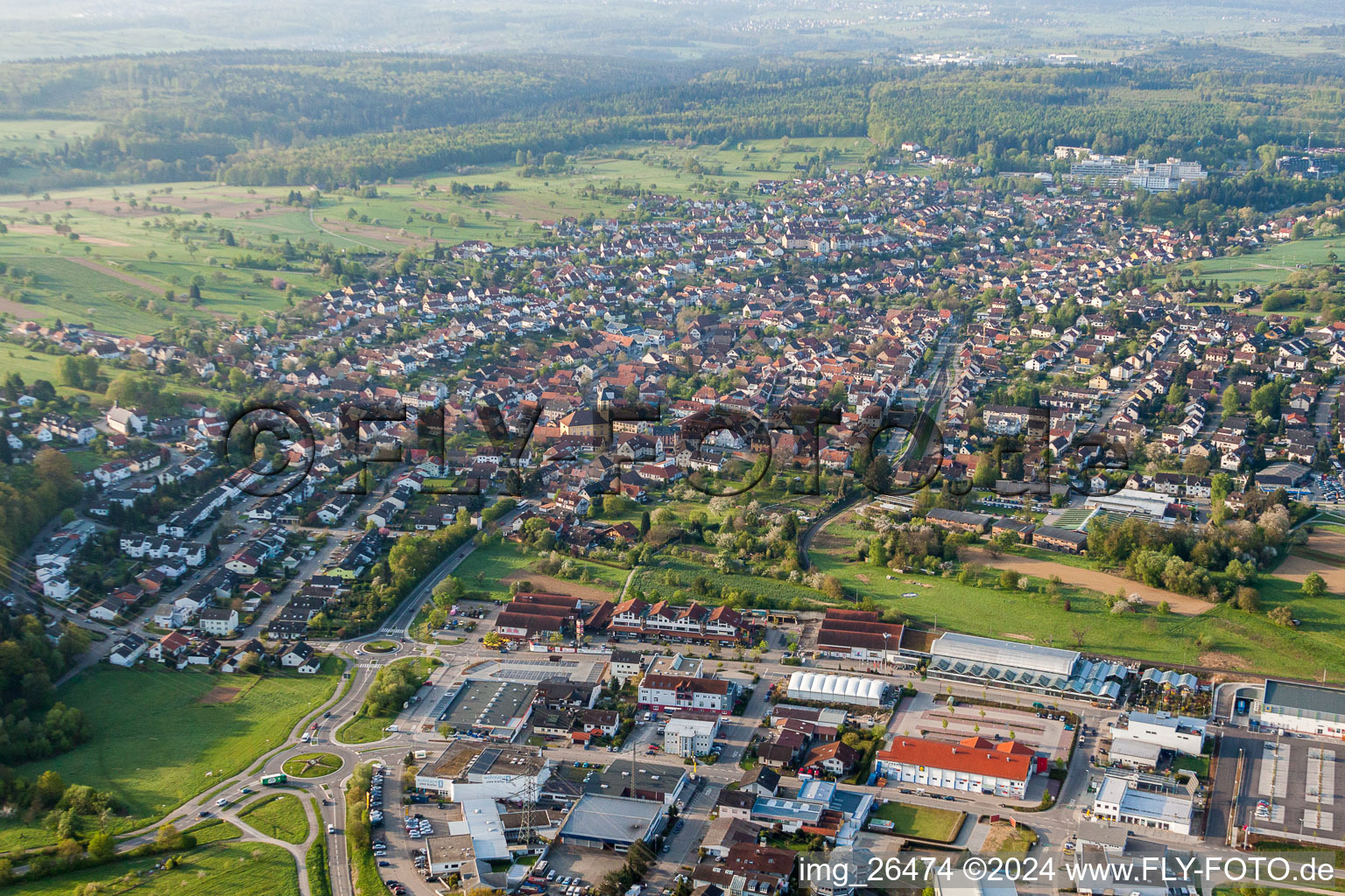 Vue aérienne de Vue des rues et des maisons des quartiers résidentiels à le quartier Langensteinbach in Karlsbad dans le département Bade-Wurtemberg, Allemagne