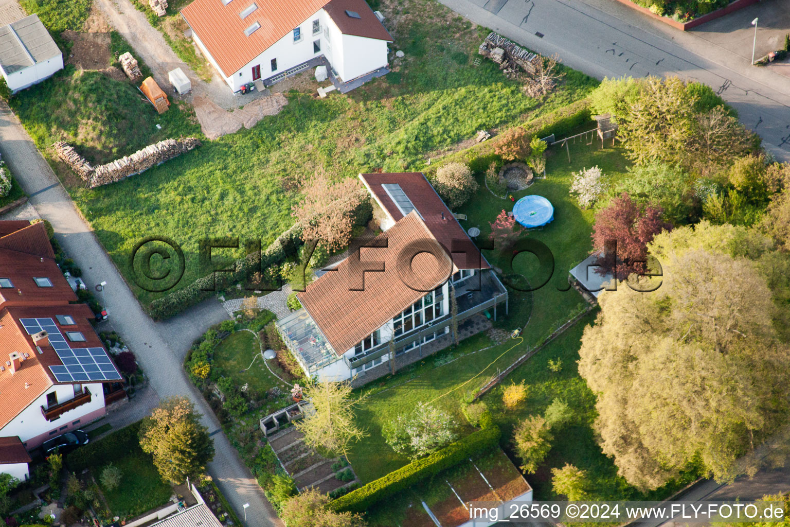 Quartier Stupferich in Karlsruhe dans le département Bade-Wurtemberg, Allemagne du point de vue du drone