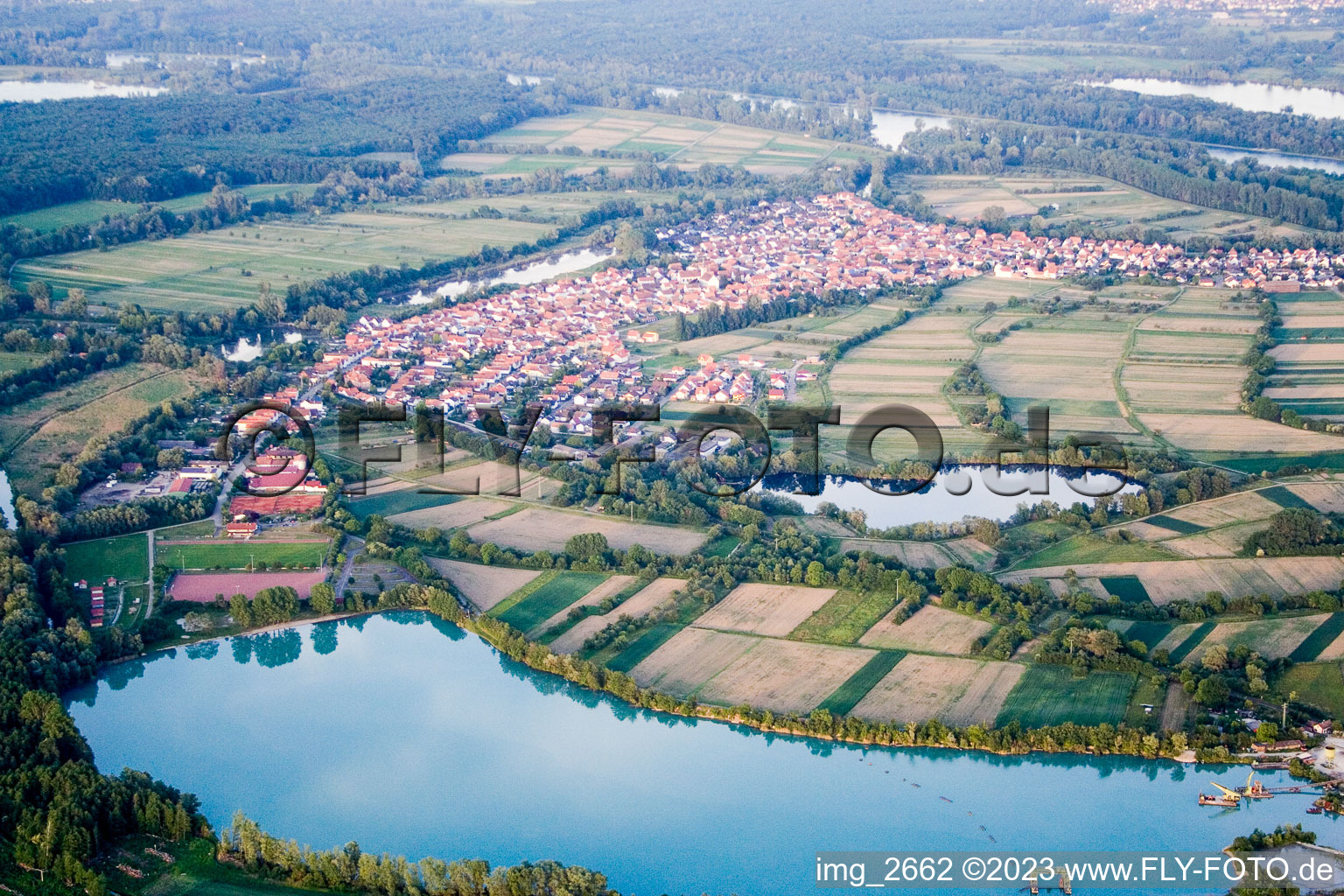 Vue aérienne de Du sud-ouest à Neuburg dans le département Rhénanie-Palatinat, Allemagne