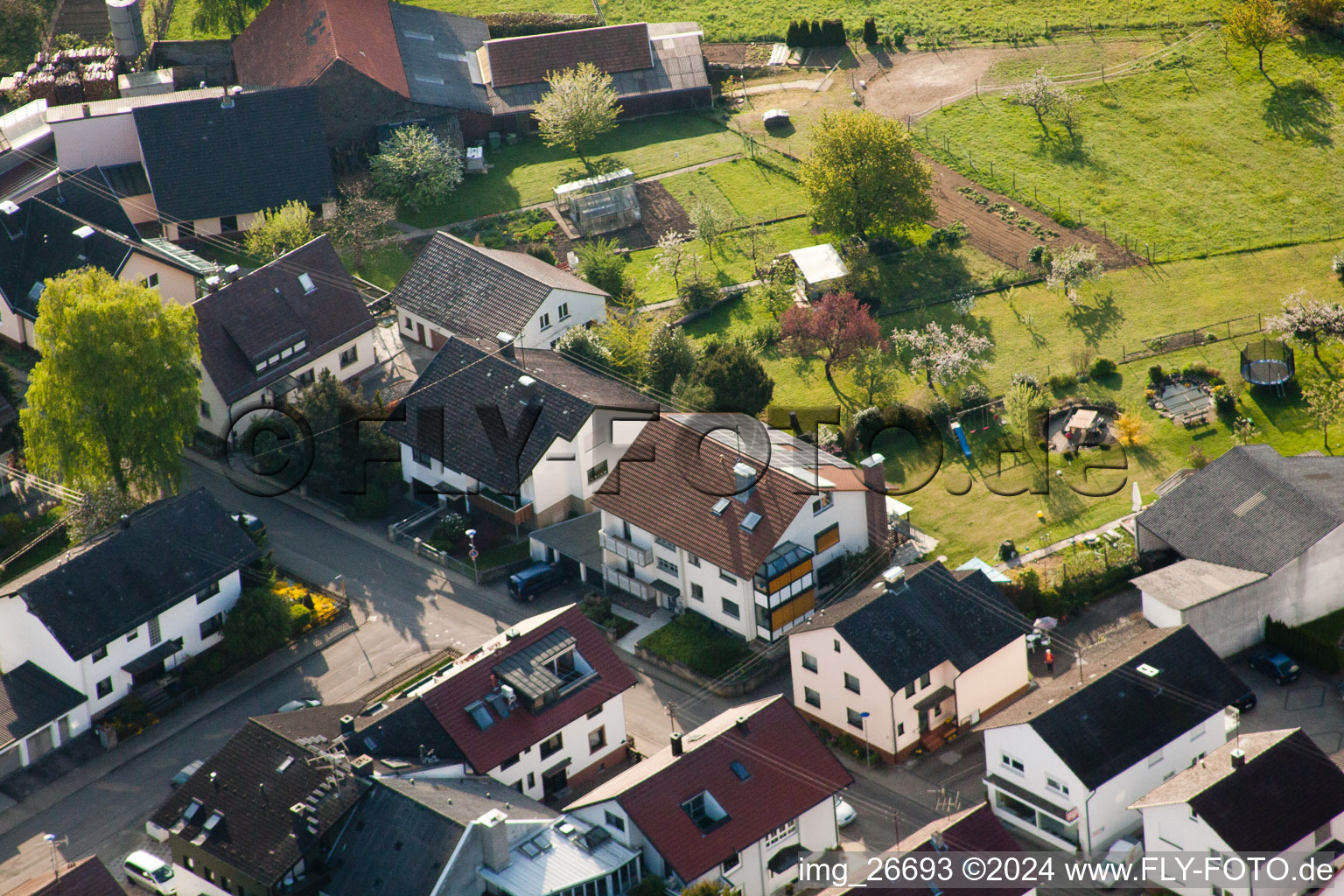 Quartier Stupferich in Karlsruhe dans le département Bade-Wurtemberg, Allemagne du point de vue du drone