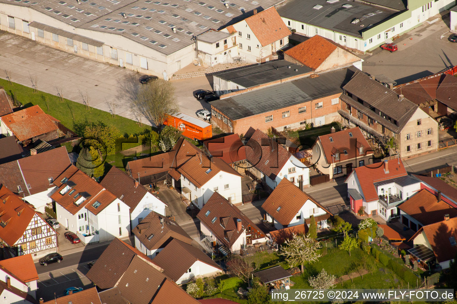 Quartier Stupferich in Karlsruhe dans le département Bade-Wurtemberg, Allemagne du point de vue du drone