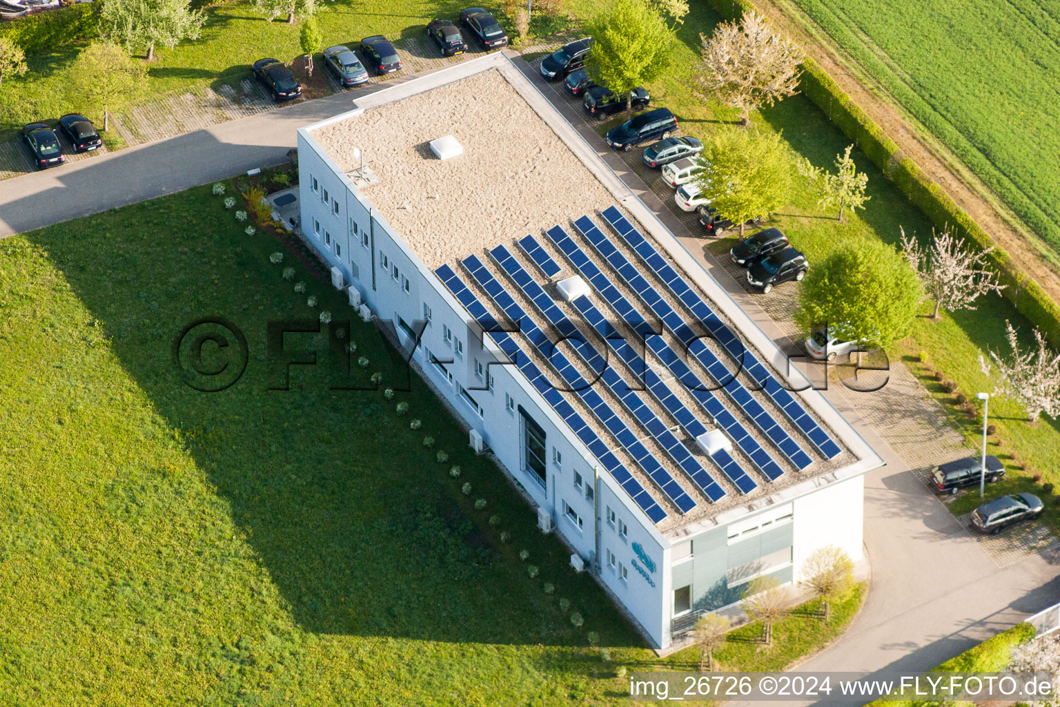 Vue aérienne de Immeuble de bureaux du bâtiment administratif et commercial LEITWERK AG à Stupferich à le quartier Stupferich in Karlsruhe dans le département Bade-Wurtemberg, Allemagne