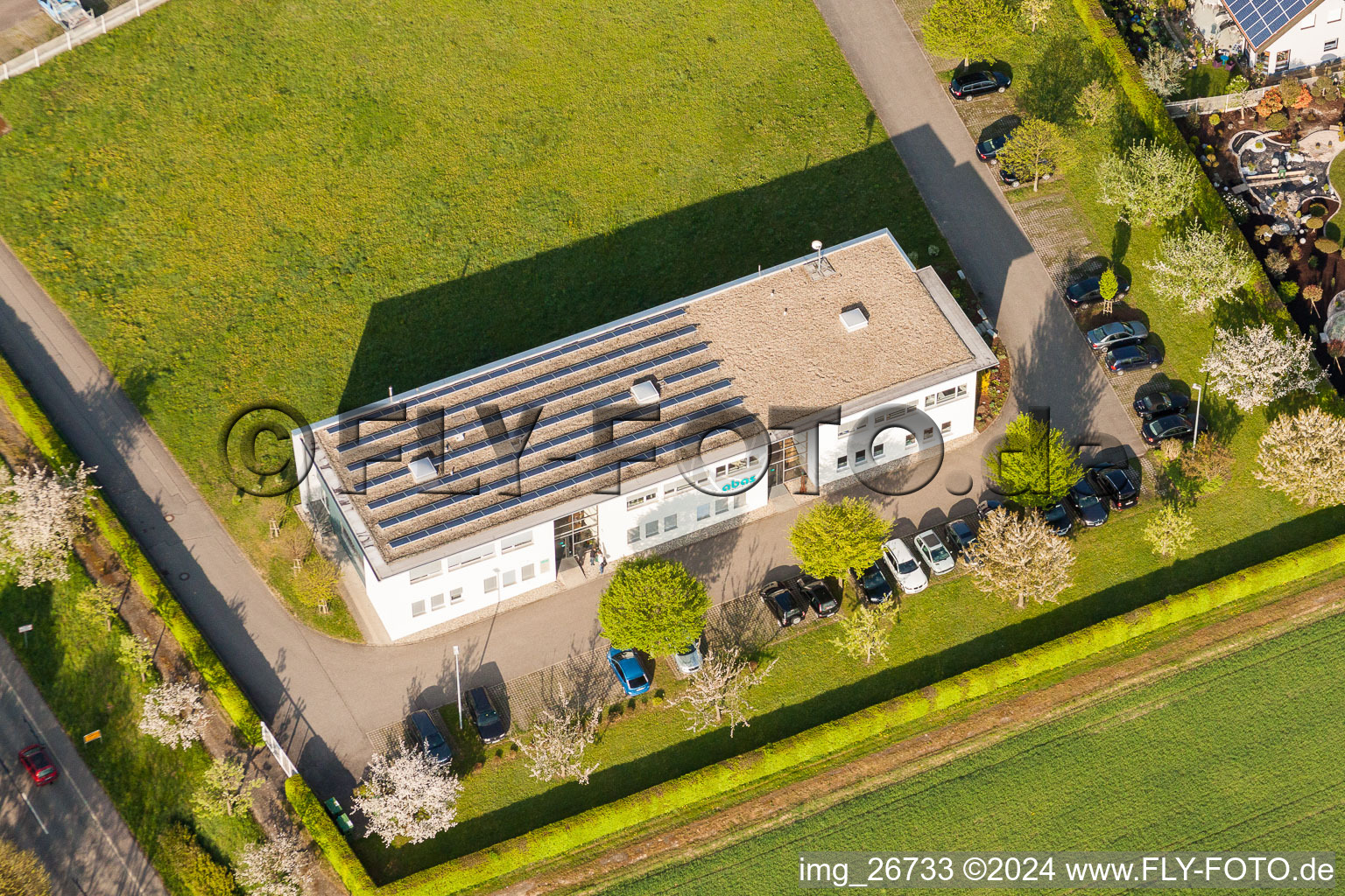 Vue aérienne de Immeuble de bureaux du bâtiment administratif et commercial LEITWERK AG à Stupferich à le quartier Stupferich in Karlsruhe dans le département Bade-Wurtemberg, Allemagne