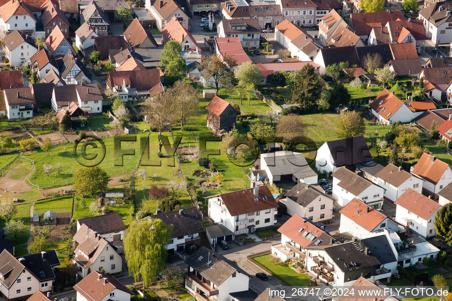 Quartier Stupferich in Karlsruhe dans le département Bade-Wurtemberg, Allemagne du point de vue du drone