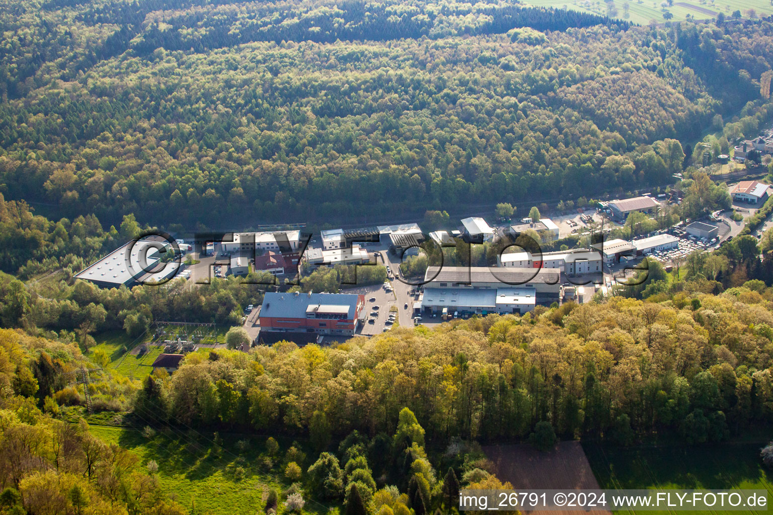 Vue aérienne de Zone industrielle Hammerwerkstr à le quartier Kleinsteinbach in Pfinztal dans le département Bade-Wurtemberg, Allemagne