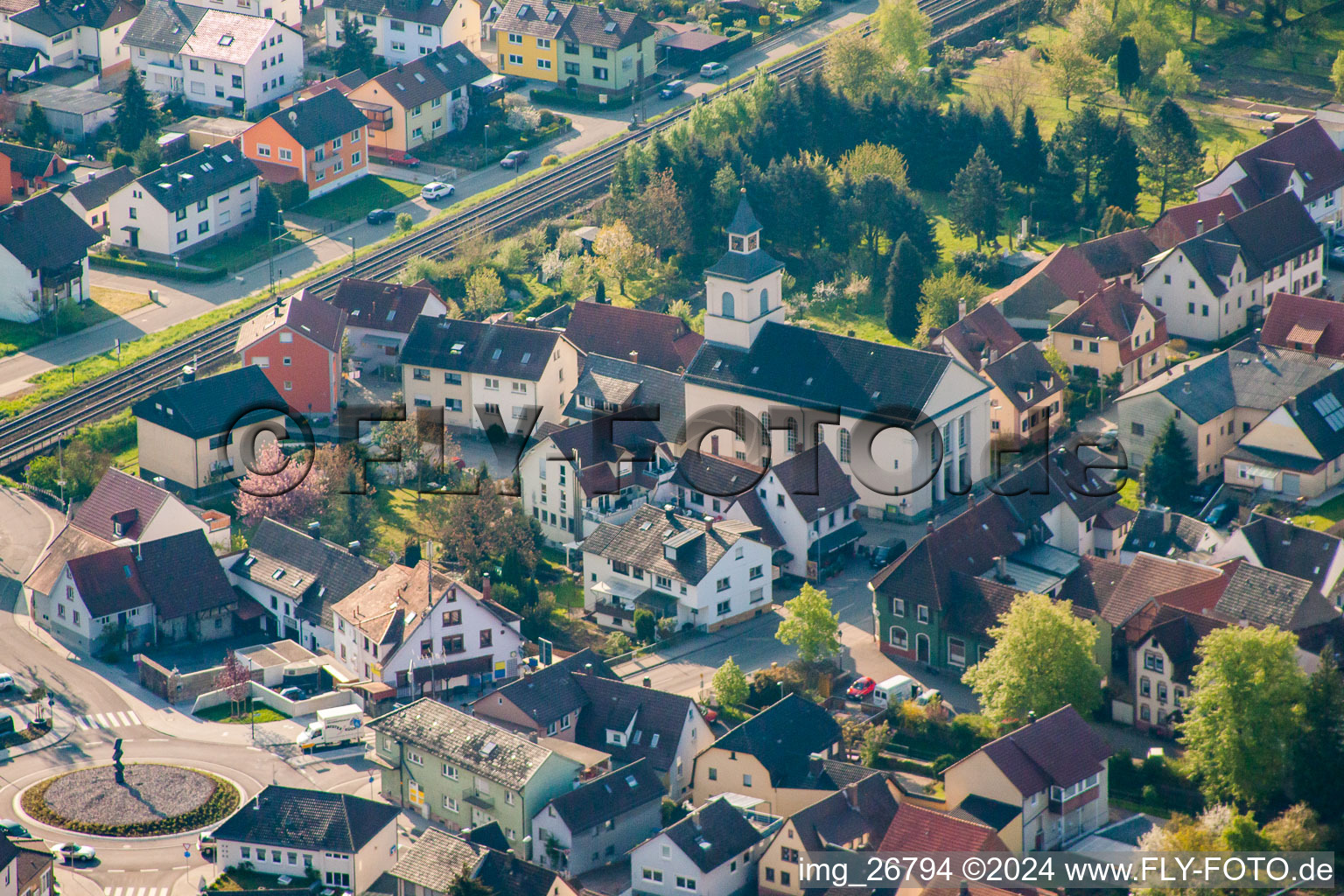 Vue aérienne de Église Saint-Thomas à le quartier Kleinsteinbach in Pfinztal dans le département Bade-Wurtemberg, Allemagne