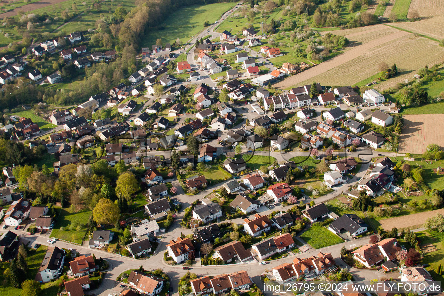 Vue aérienne de Forte pluie à le quartier Kleinsteinbach in Pfinztal dans le département Bade-Wurtemberg, Allemagne