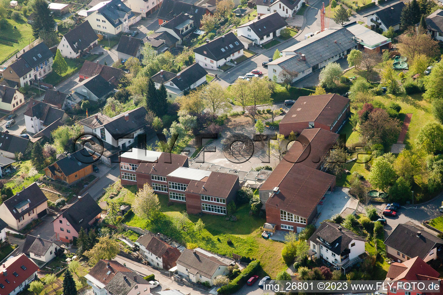 Vue aérienne de École primaire à le quartier Kleinsteinbach in Pfinztal dans le département Bade-Wurtemberg, Allemagne