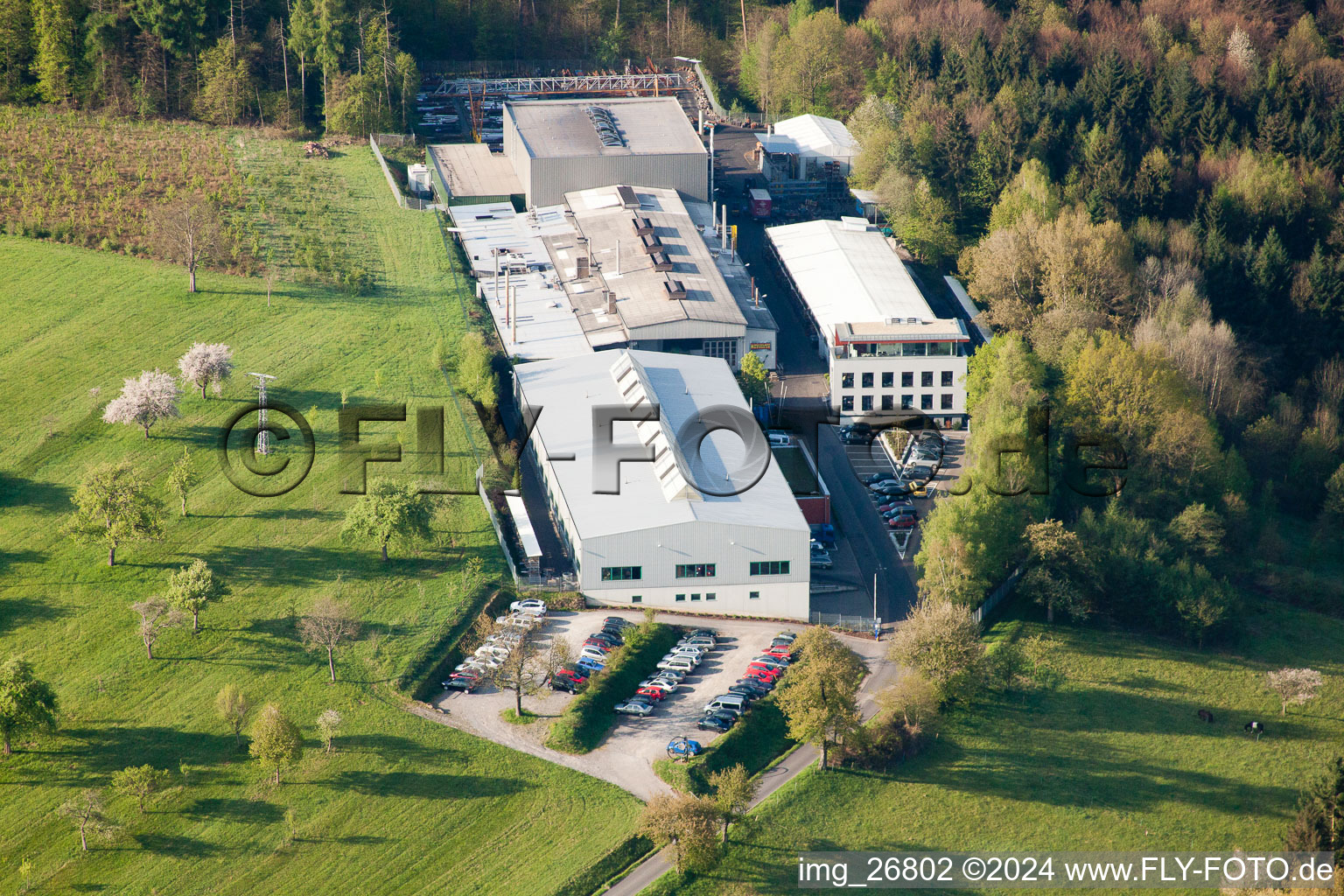 Vue aérienne de Rosswag Engineering du nord à le quartier Kleinsteinbach in Pfinztal dans le département Bade-Wurtemberg, Allemagne