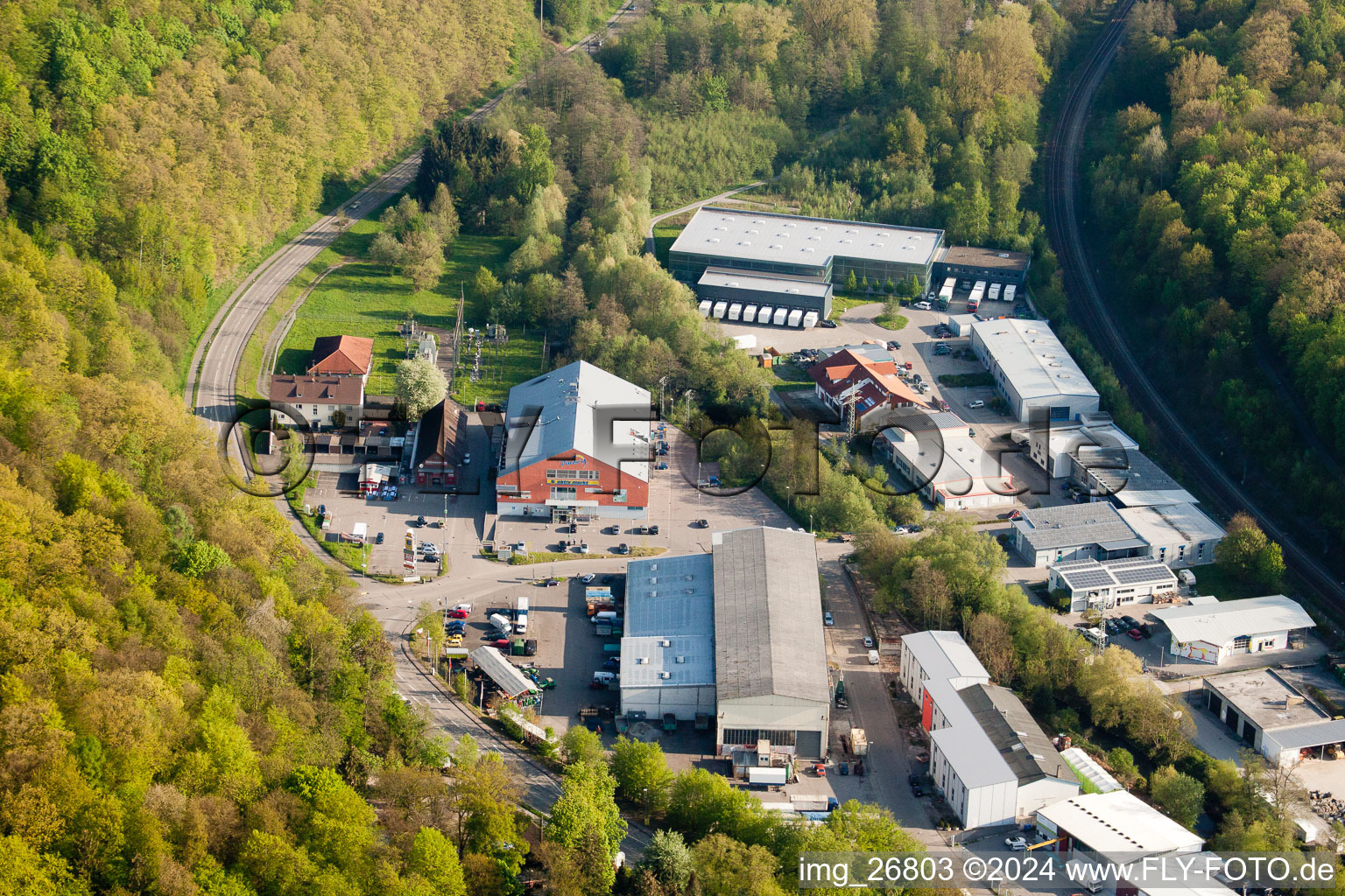 Vue aérienne de Zone industrielle Hammerwerkstr à le quartier Kleinsteinbach in Pfinztal dans le département Bade-Wurtemberg, Allemagne