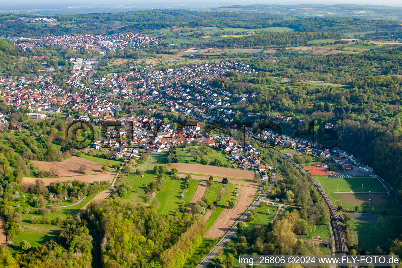 Vue aérienne de B10 et ligne ferroviaire à le quartier Söllingen in Pfinztal dans le département Bade-Wurtemberg, Allemagne