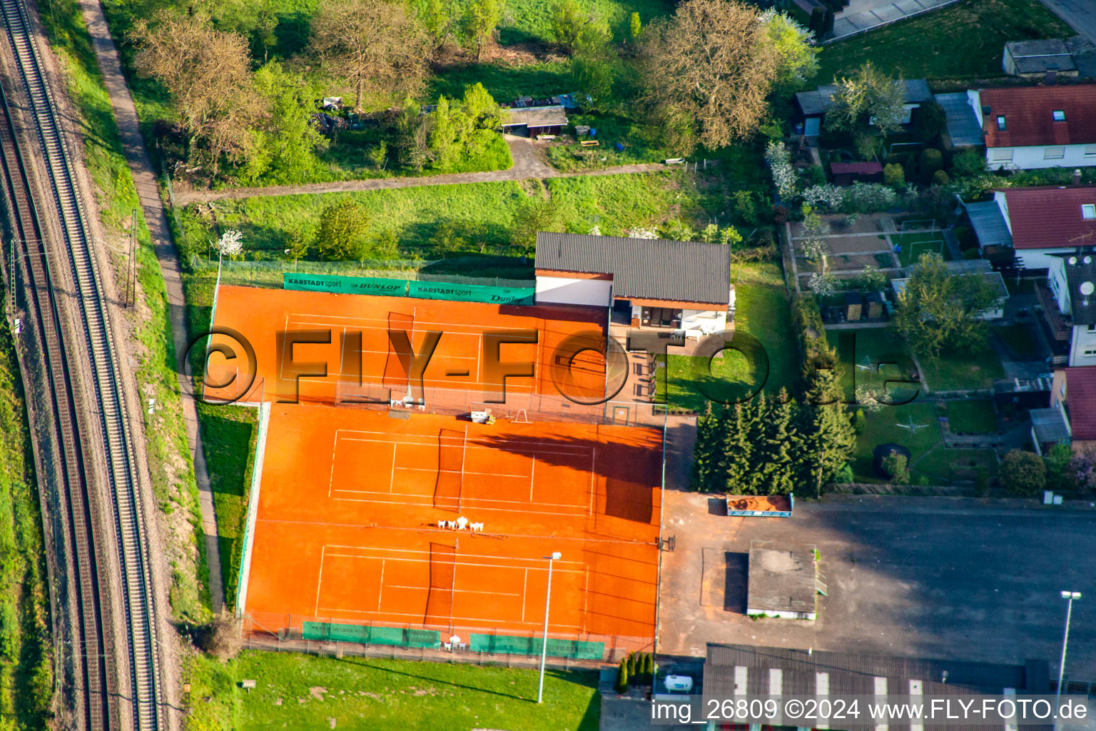 Vue aérienne de Club de Tennis Rouge-Blanc Söllingen à le quartier Söllingen in Pfinztal dans le département Bade-Wurtemberg, Allemagne