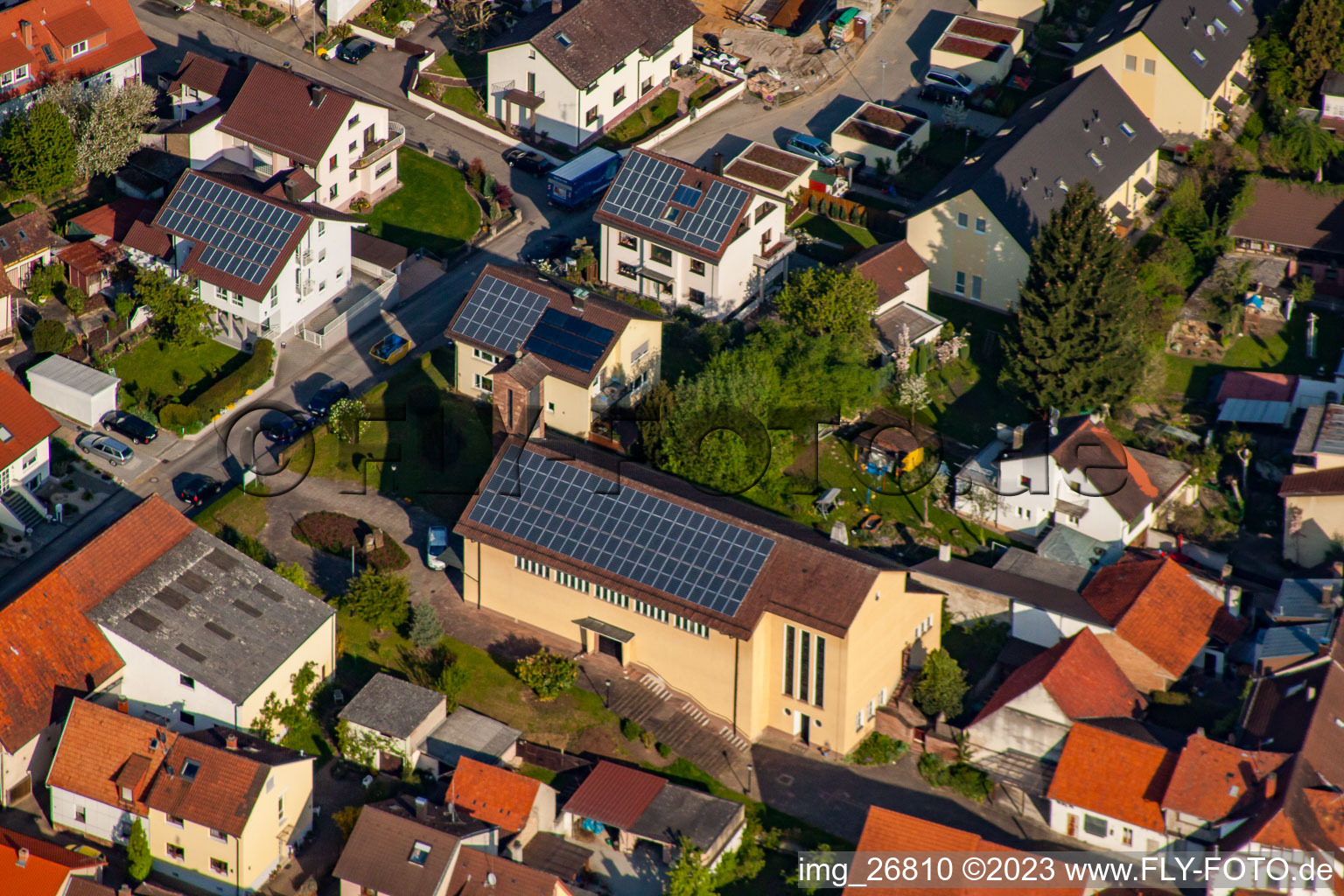 Vue aérienne de Saint Pie X à le quartier Söllingen in Pfinztal dans le département Bade-Wurtemberg, Allemagne