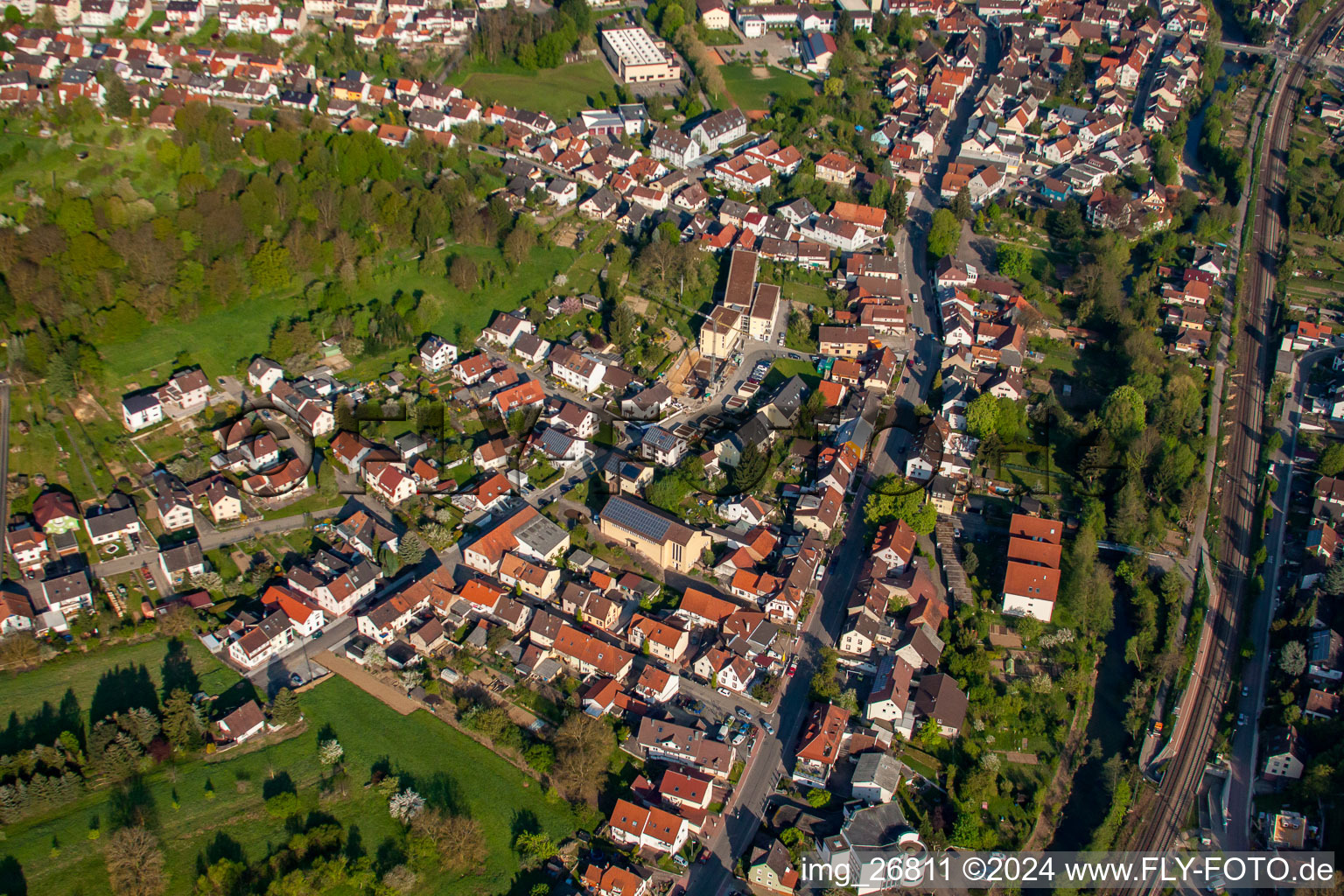 Vue aérienne de Bühlstrasse Saint-Pie X à le quartier Söllingen in Pfinztal dans le département Bade-Wurtemberg, Allemagne