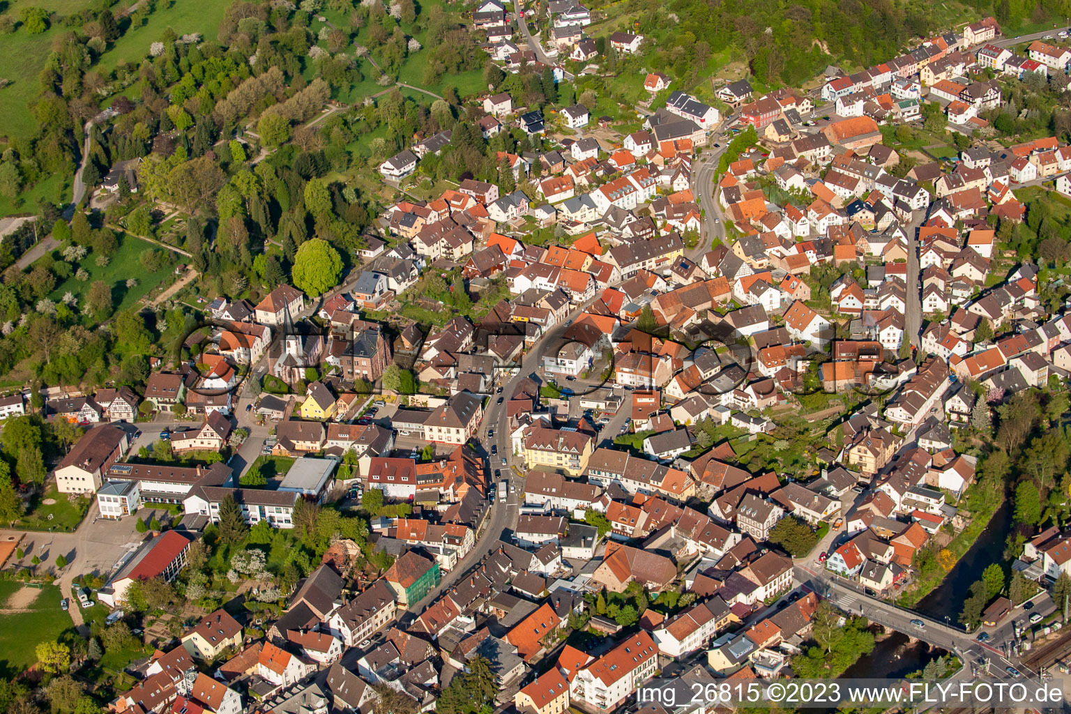 Vue aérienne de Rue Haupt à le quartier Söllingen in Pfinztal dans le département Bade-Wurtemberg, Allemagne