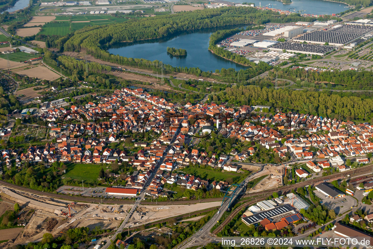 Vue aérienne de Entre le train, le B9 et l'usine de camions Daimler à Wörth am Rhein dans le département Rhénanie-Palatinat, Allemagne