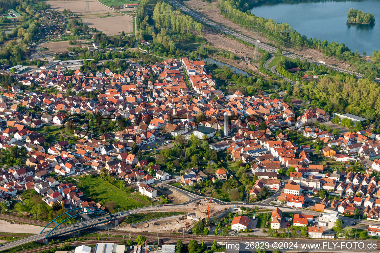 Vue aérienne de Vue des rues et des maisons des quartiers résidentiels à Wörth am Rhein dans le département Rhénanie-Palatinat, Allemagne