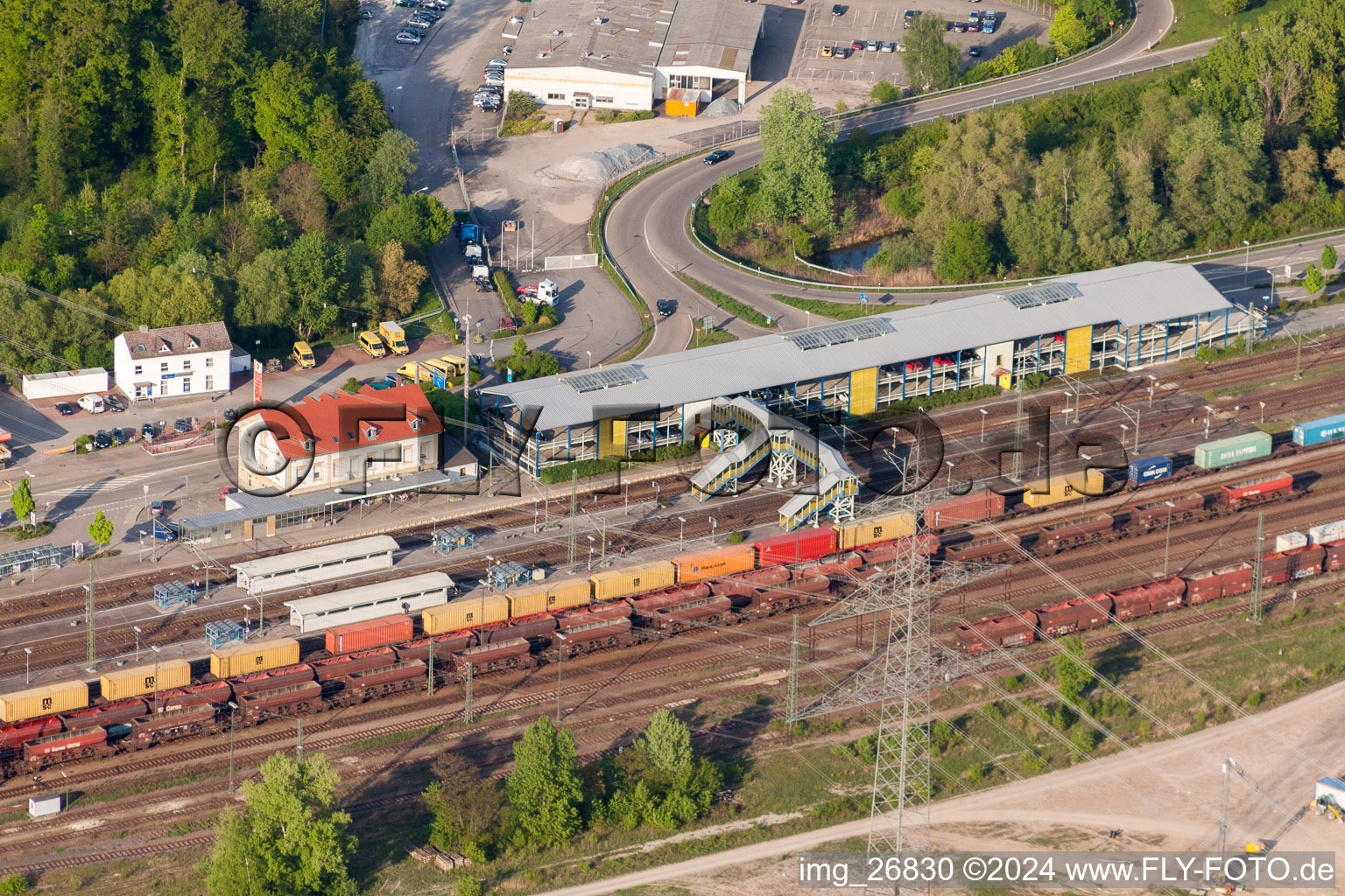 Vue aérienne de Itinéraire de voie et bâtiment de la gare Deutsche Bahn avec parking pour passagers à Wörth am Rhein dans le département Rhénanie-Palatinat, Allemagne