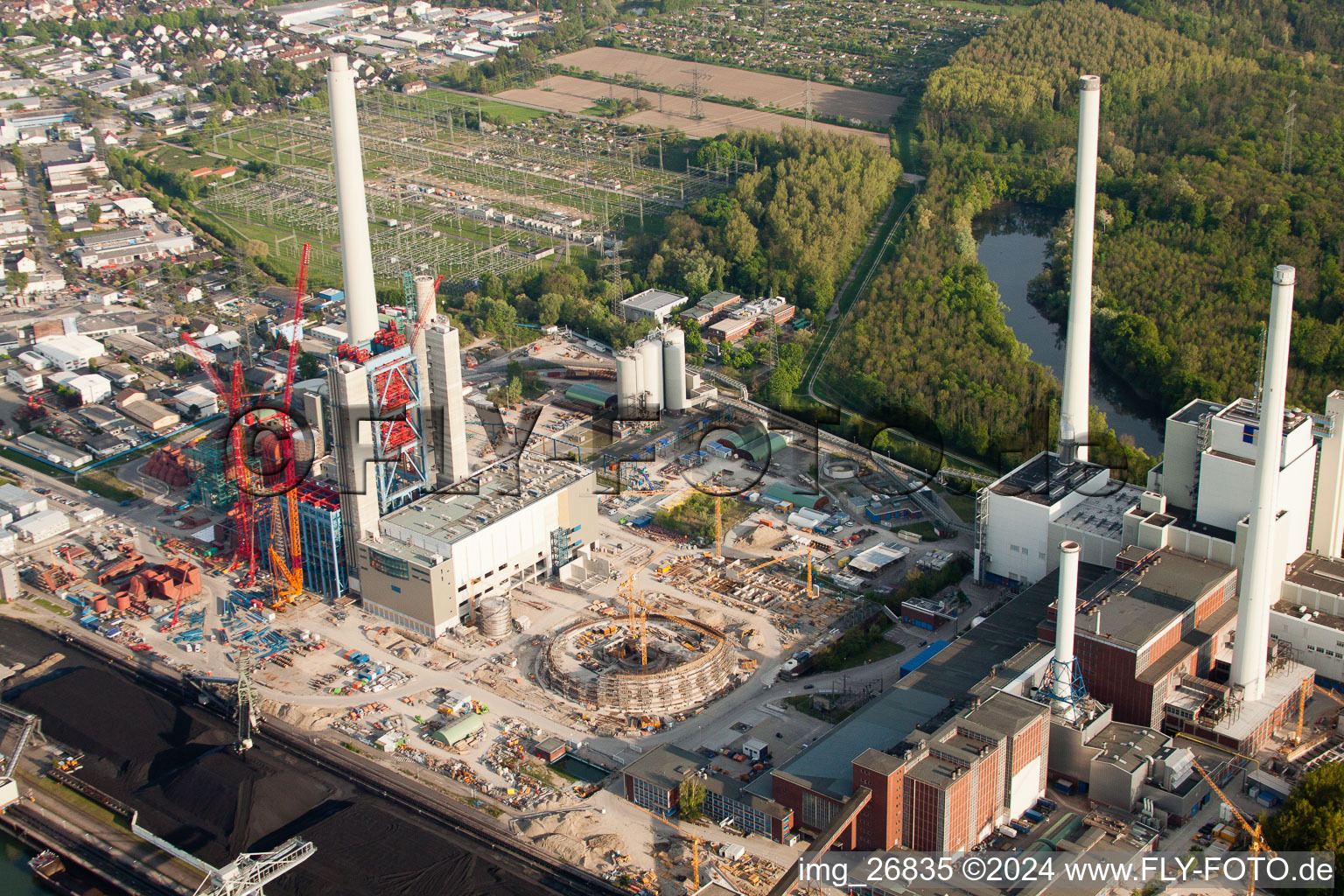 Vue aérienne de EnBW construit une nouvelle centrale à charbon sur le Rhin à le quartier Rheinhafen in Karlsruhe dans le département Bade-Wurtemberg, Allemagne