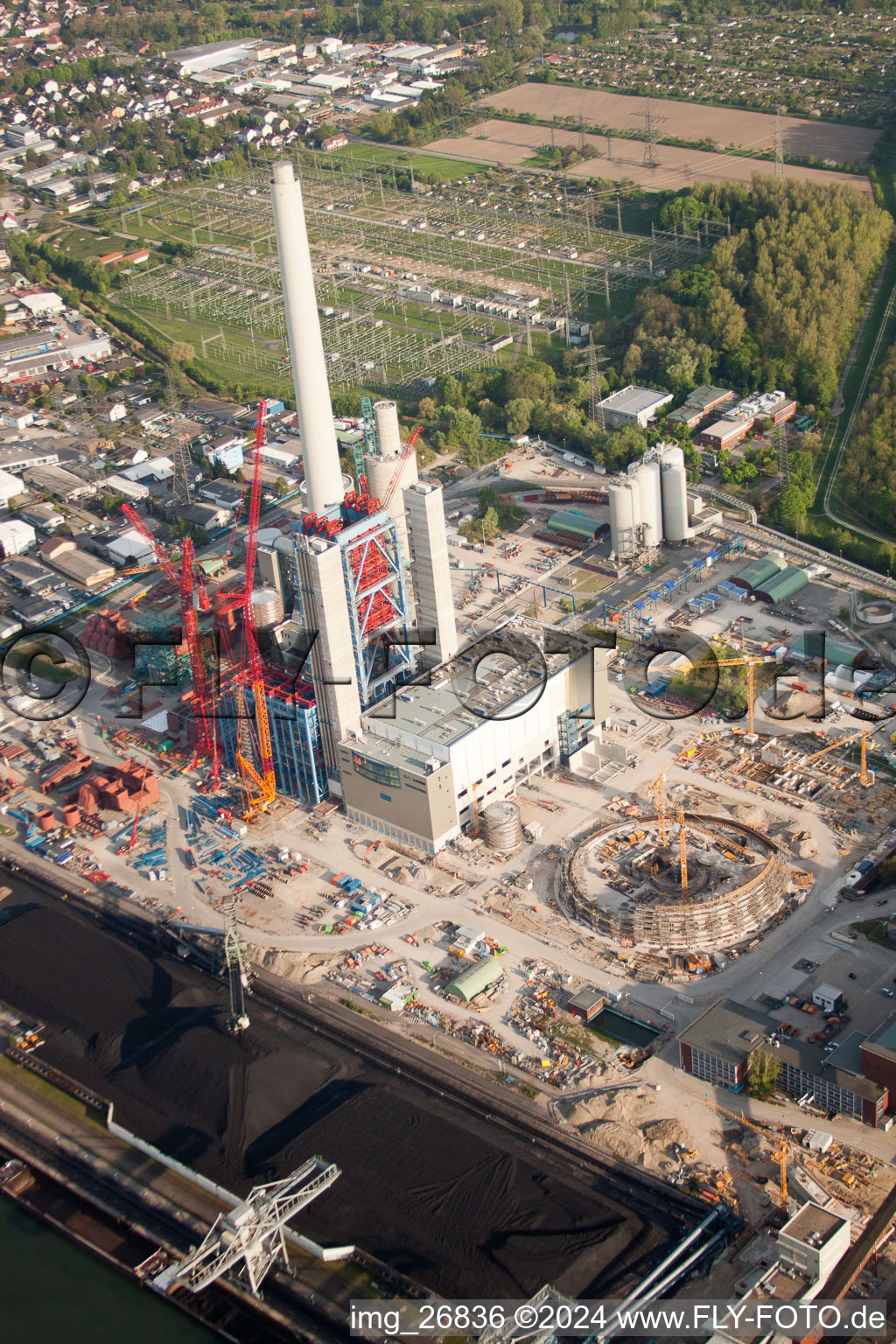 Vue aérienne de EnBW construit une nouvelle centrale à charbon sur le Rhin à le quartier Rheinhafen in Karlsruhe dans le département Bade-Wurtemberg, Allemagne