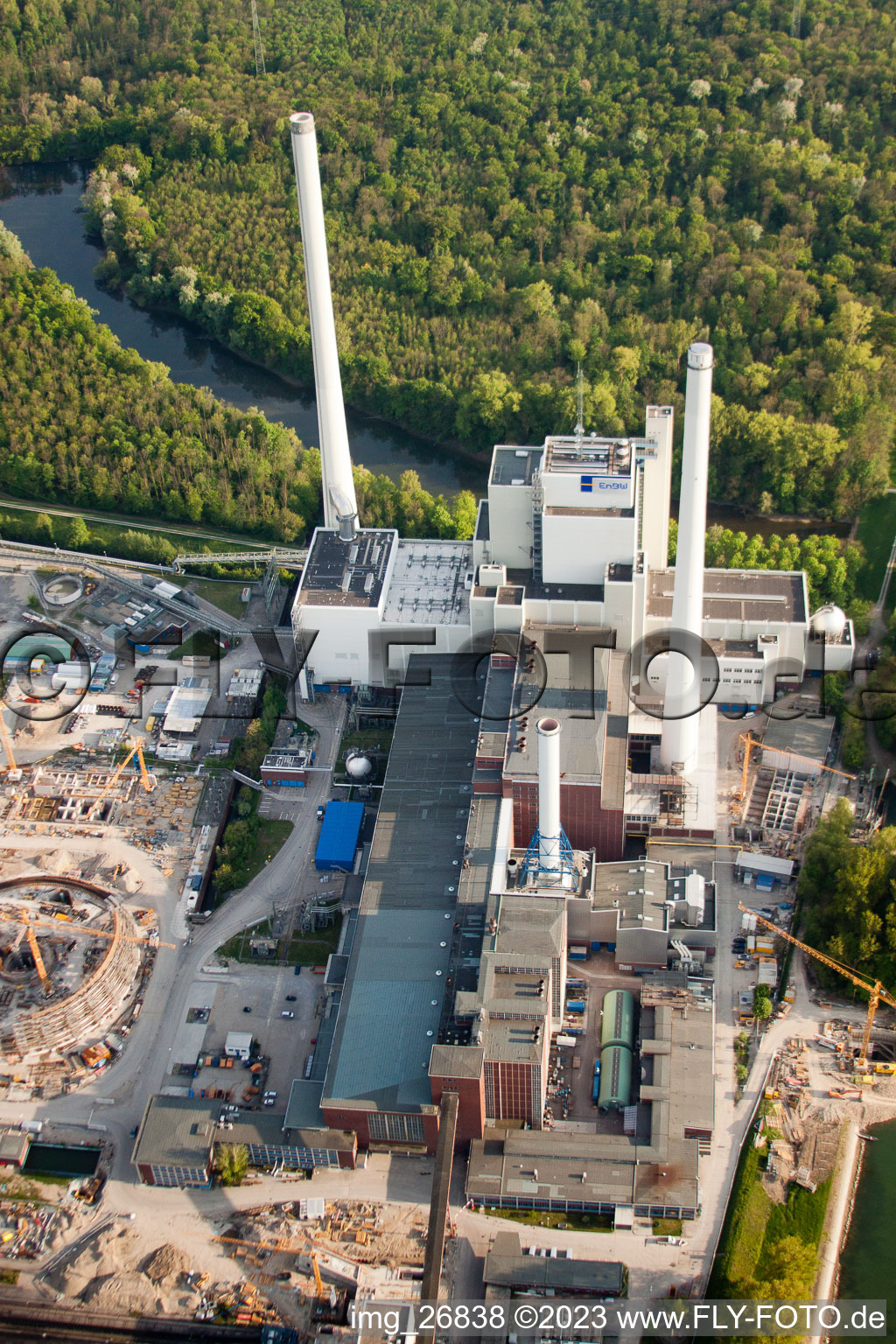 Vue oblique de EnBW construit une nouvelle centrale à charbon sur le Rhin à le quartier Rheinhafen in Karlsruhe dans le département Bade-Wurtemberg, Allemagne