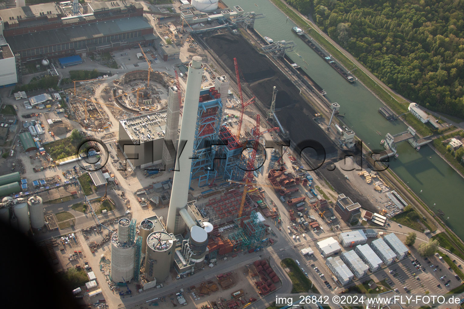 EnBW construit une nouvelle centrale à charbon sur le Rhin à le quartier Rheinhafen in Karlsruhe dans le département Bade-Wurtemberg, Allemagne depuis l'avion