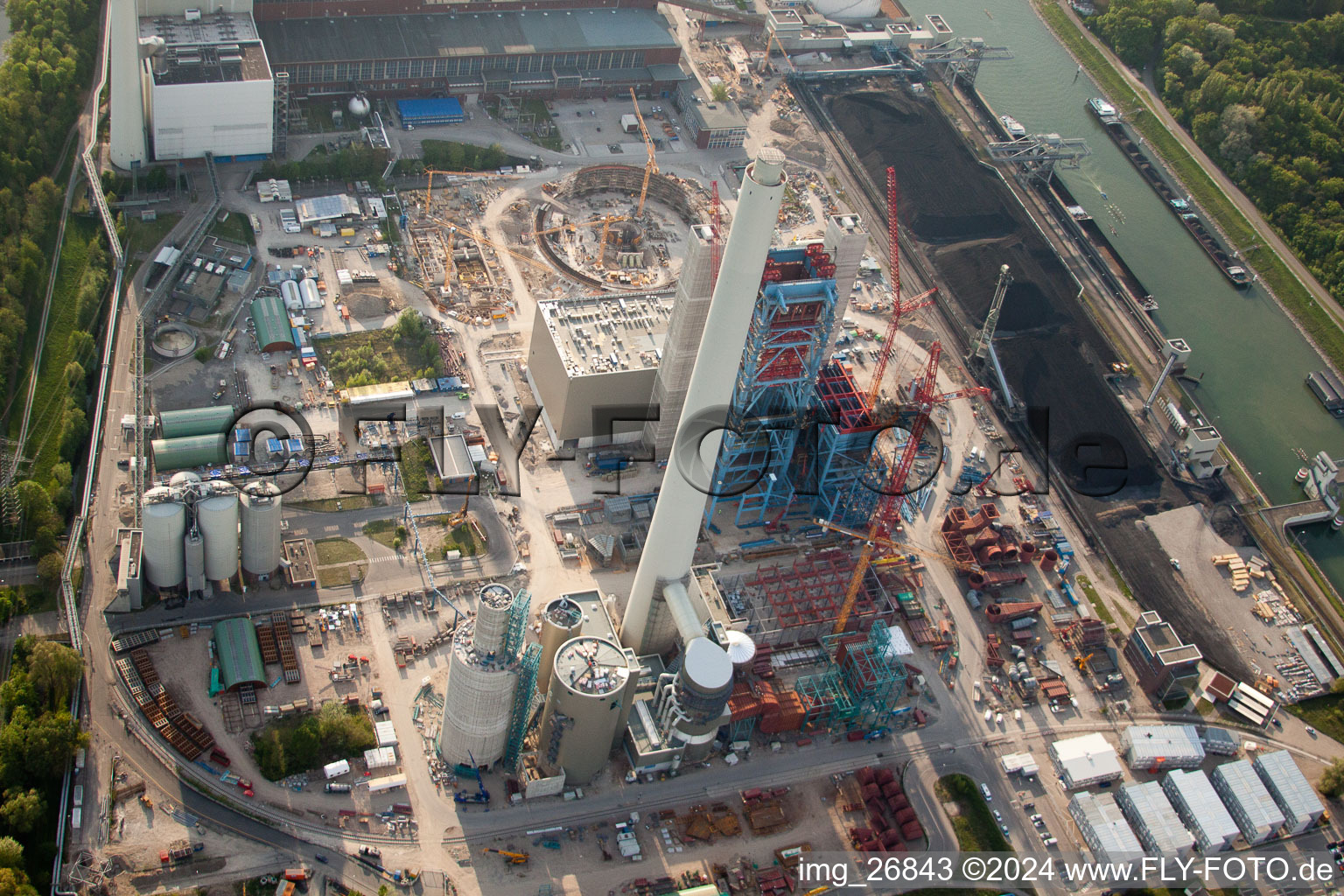 Vue d'oiseau de EnBW construit une nouvelle centrale à charbon sur le Rhin à le quartier Rheinhafen in Karlsruhe dans le département Bade-Wurtemberg, Allemagne