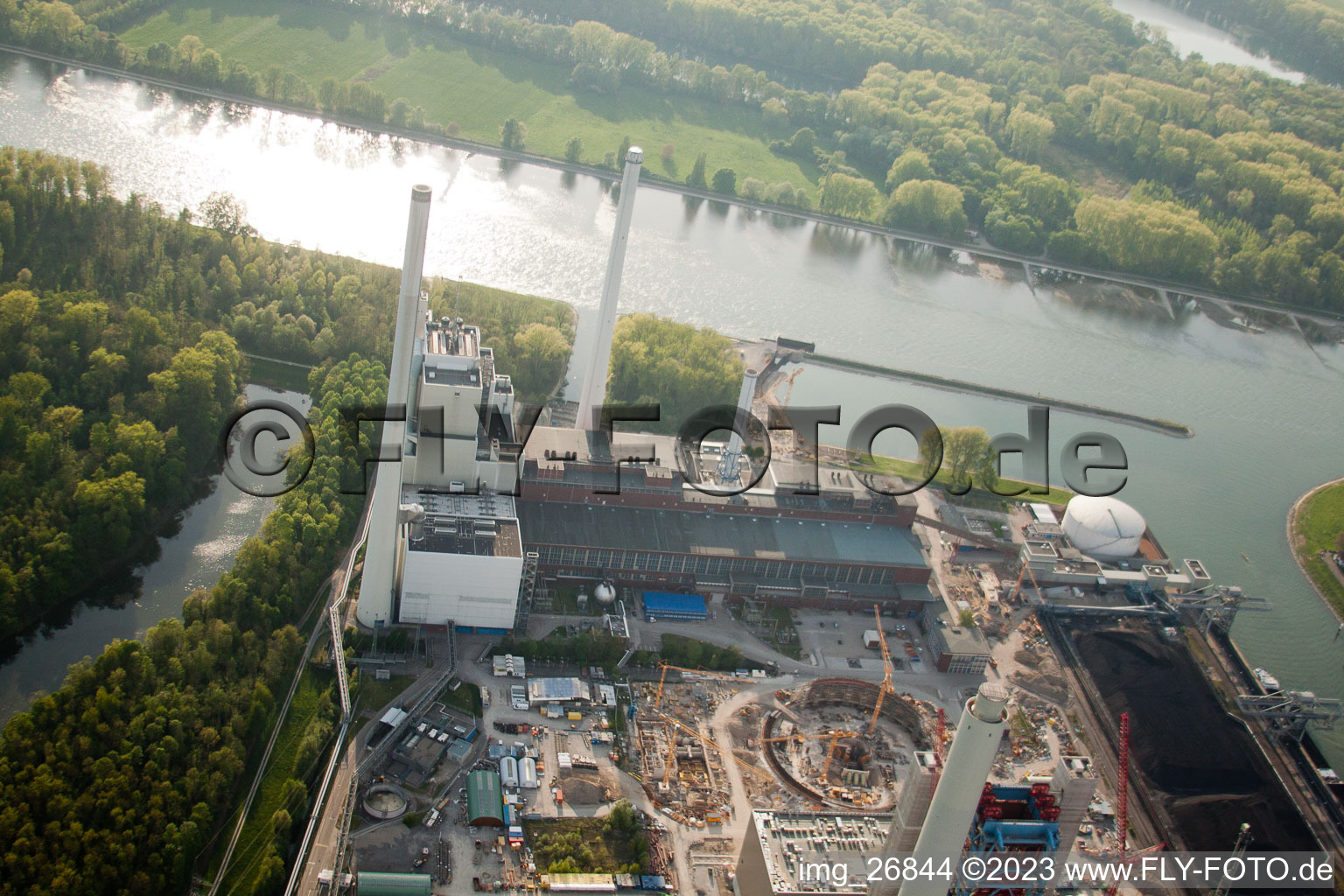 EnBW construit une nouvelle centrale à charbon sur le Rhin à le quartier Rheinhafen in Karlsruhe dans le département Bade-Wurtemberg, Allemagne vue du ciel
