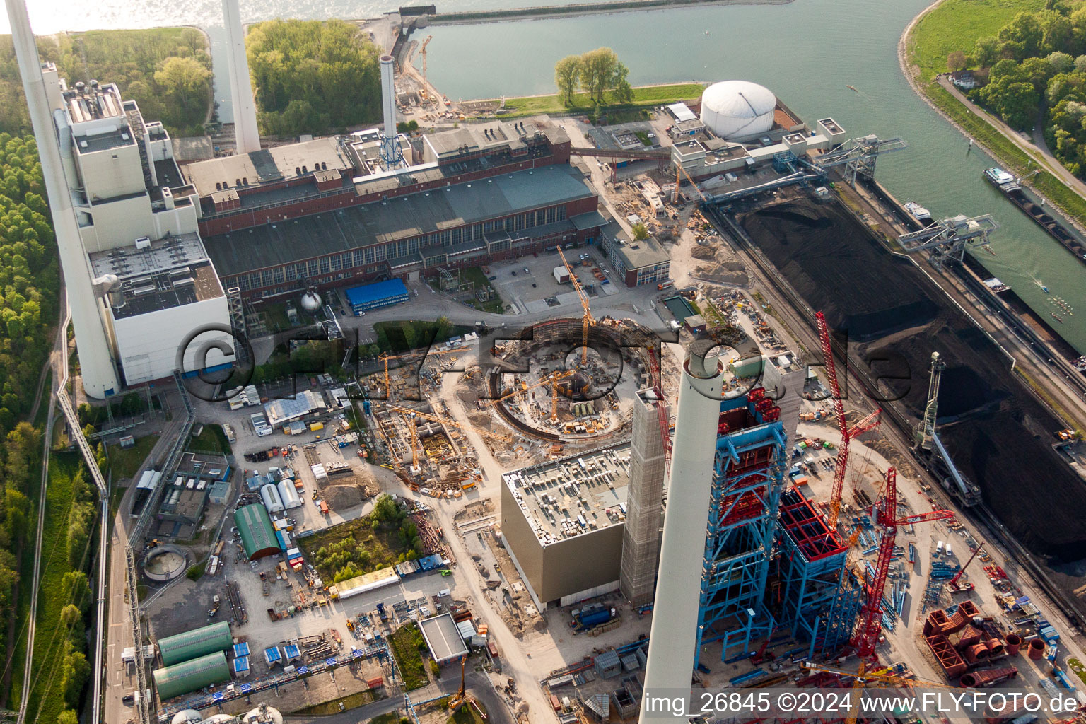 Photographie aérienne de Chantier pour la nouvelle construction de la centrale électrique et des tours d'échappement de la centrale thermique EnBW Energie Baden-Württemberg AG, centrale à vapeur de Rheinhafen Karlsruhe à le quartier Daxlanden in Karlsruhe dans le département Bade-Wurtemberg, Allemagne