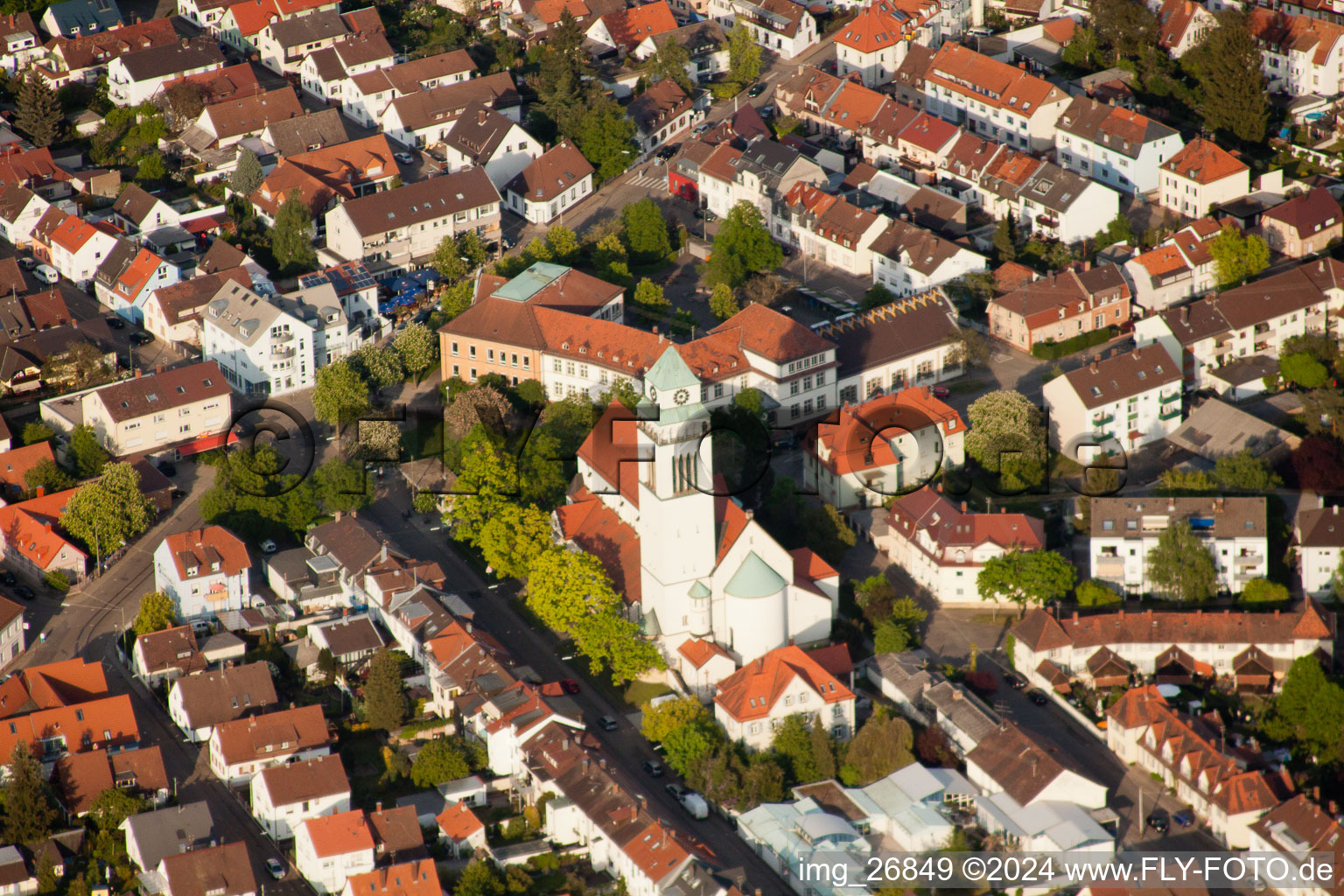 Église du Saint-Esprit à le quartier Daxlanden in Karlsruhe dans le département Bade-Wurtemberg, Allemagne d'en haut