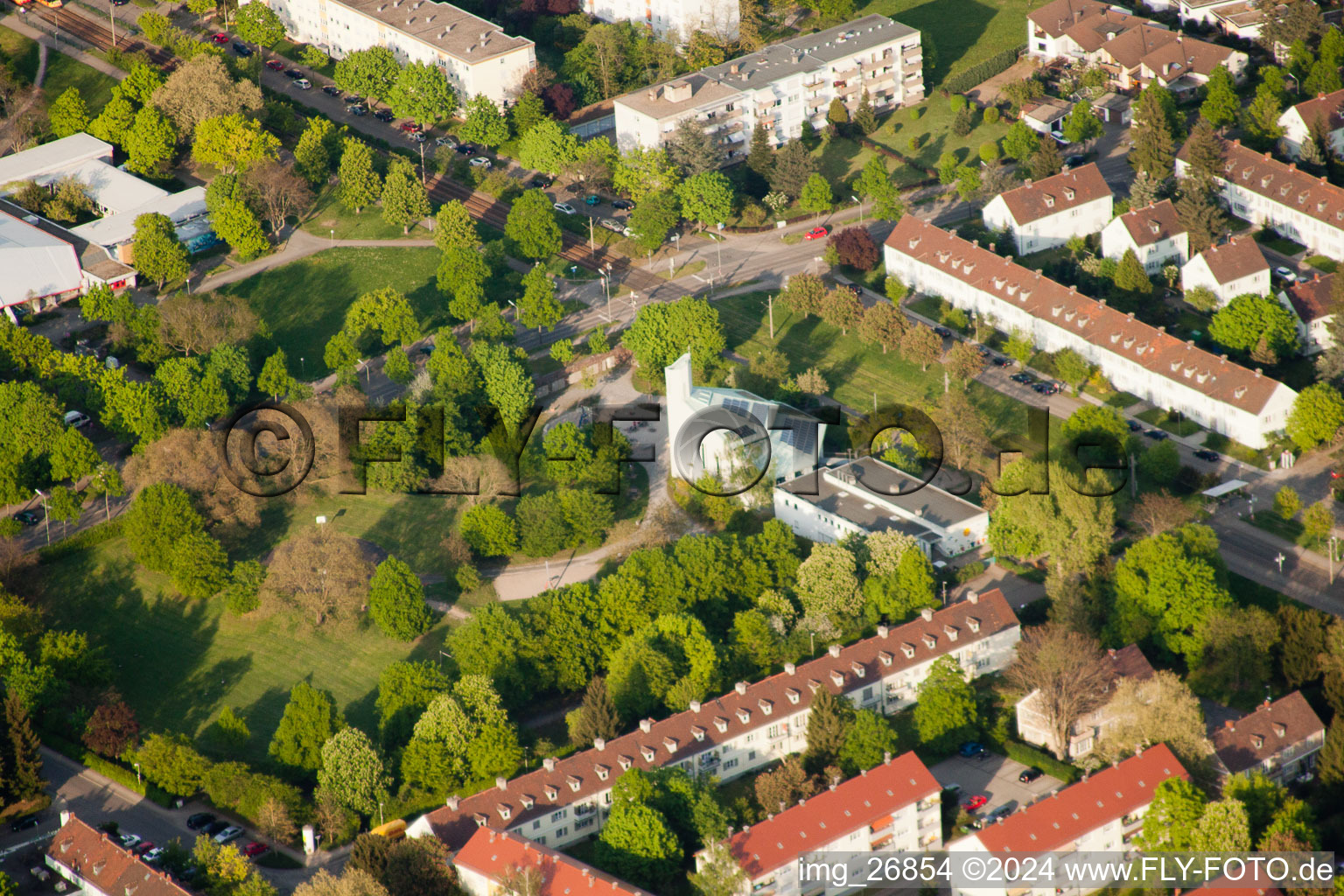 Vue aérienne de L'église de Philippe à le quartier Daxlanden in Karlsruhe dans le département Bade-Wurtemberg, Allemagne