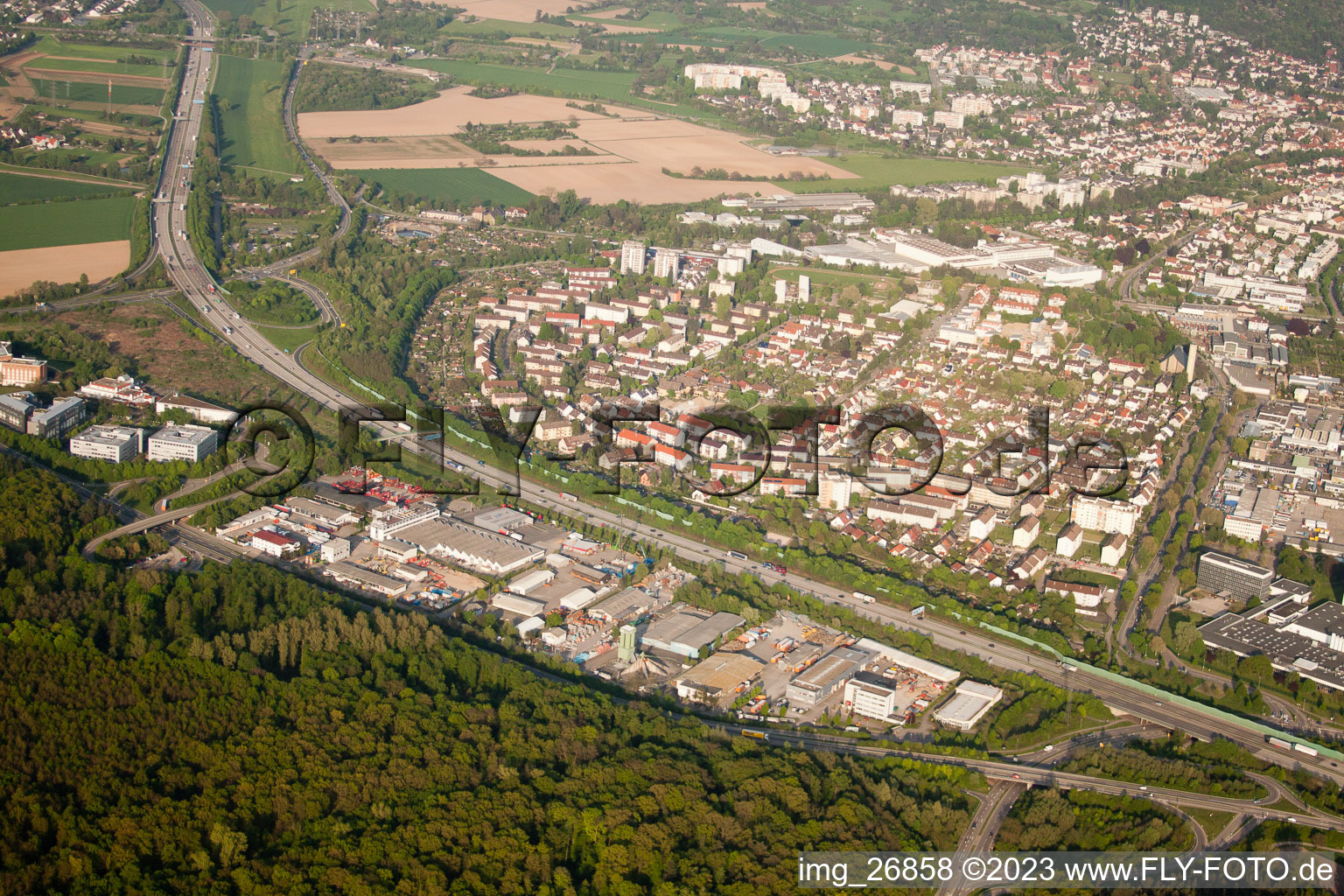 Vue aérienne de Zone industrielle ouest à Ettlingen dans le département Bade-Wurtemberg, Allemagne