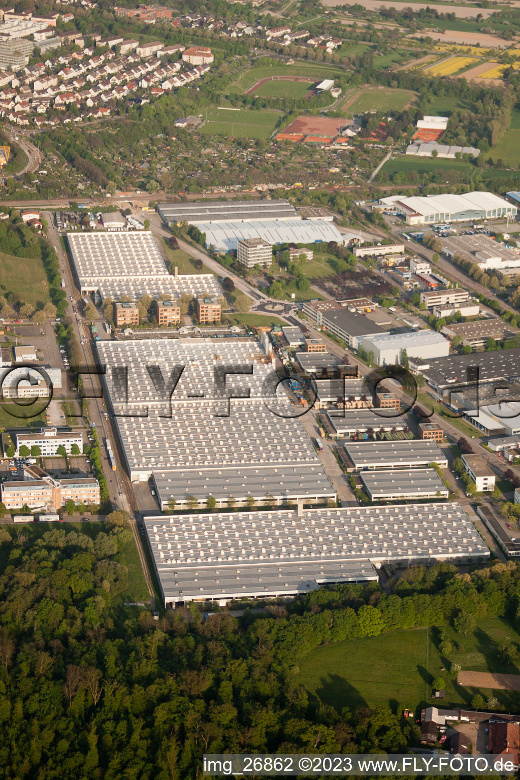 Vue aérienne de Entrepôt de pièces Daimler, entrepôt de verre Mercedes à Ettlingen dans le département Bade-Wurtemberg, Allemagne