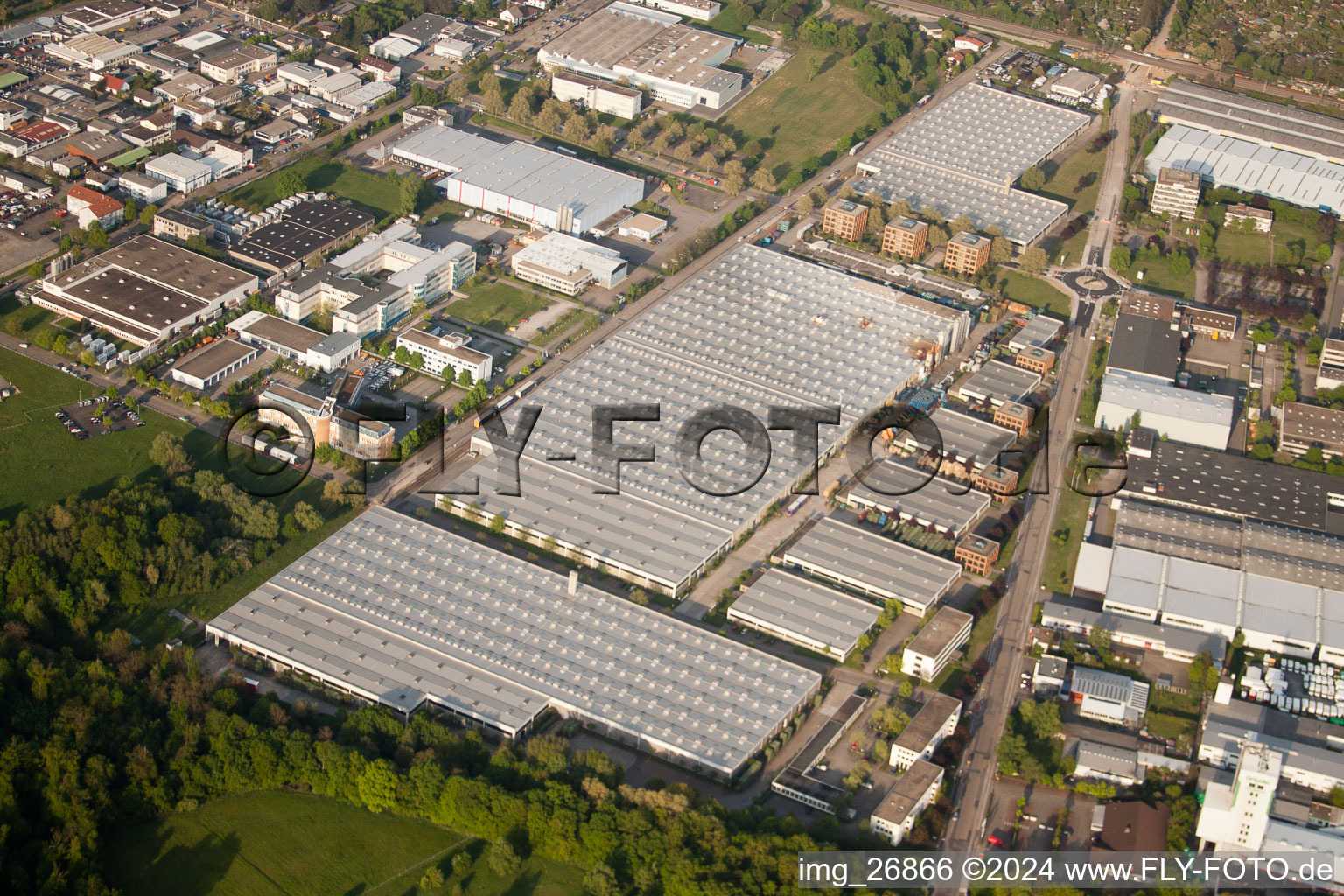 Vue oblique de Entrepôt de pièces Daimler, entrepôt de verre Mercedes à Ettlingen dans le département Bade-Wurtemberg, Allemagne