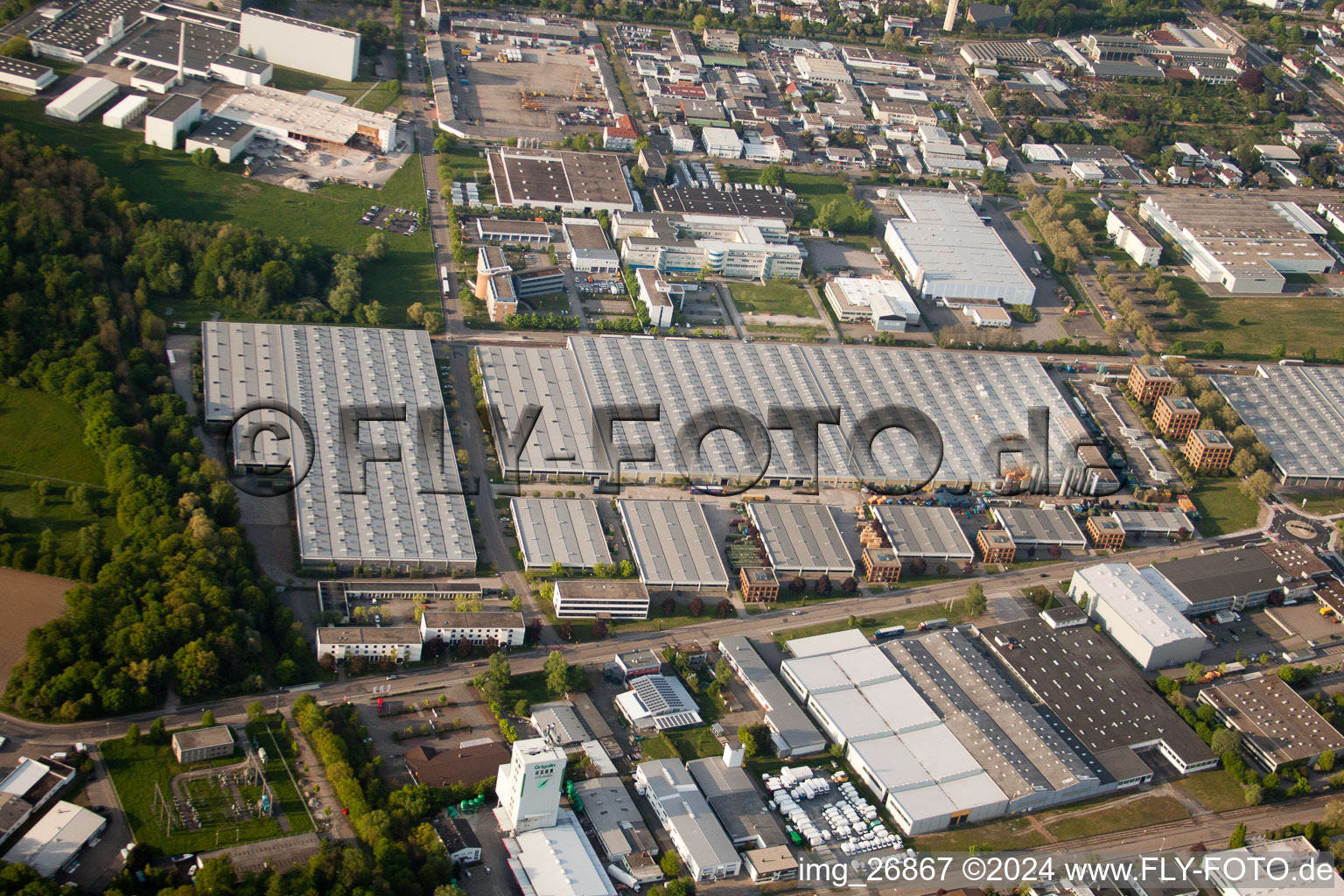 Entrepôt de pièces Daimler, entrepôt de verre Mercedes à Ettlingen dans le département Bade-Wurtemberg, Allemagne d'en haut