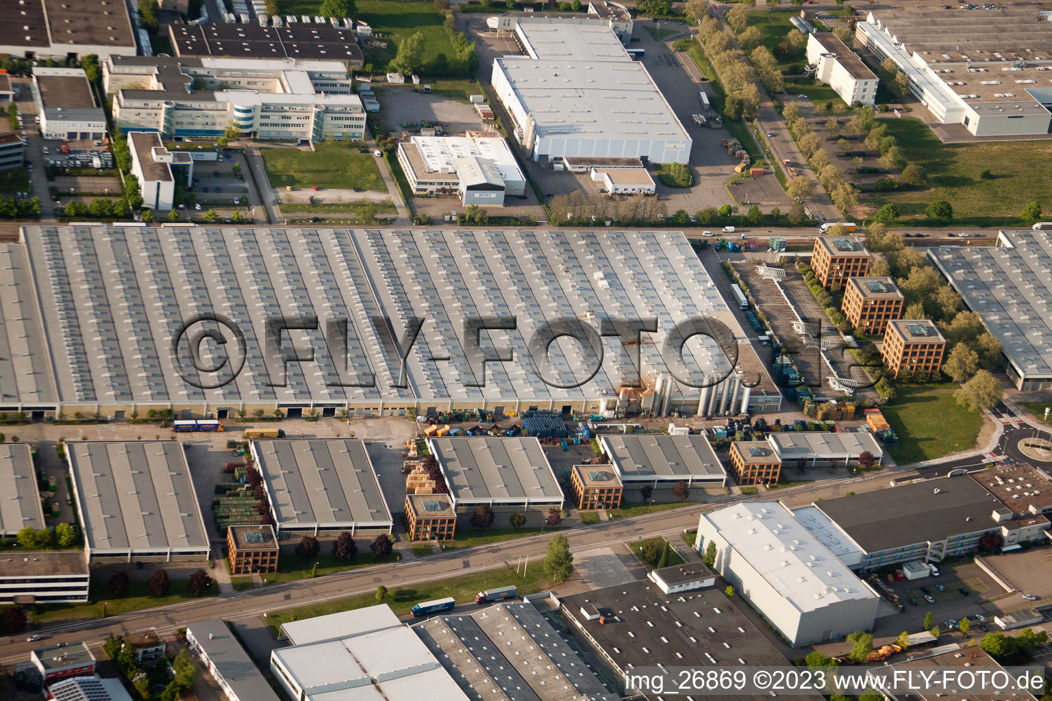 Entrepôt de pièces Daimler, entrepôt de verre Mercedes à Ettlingen dans le département Bade-Wurtemberg, Allemagne vue d'en haut