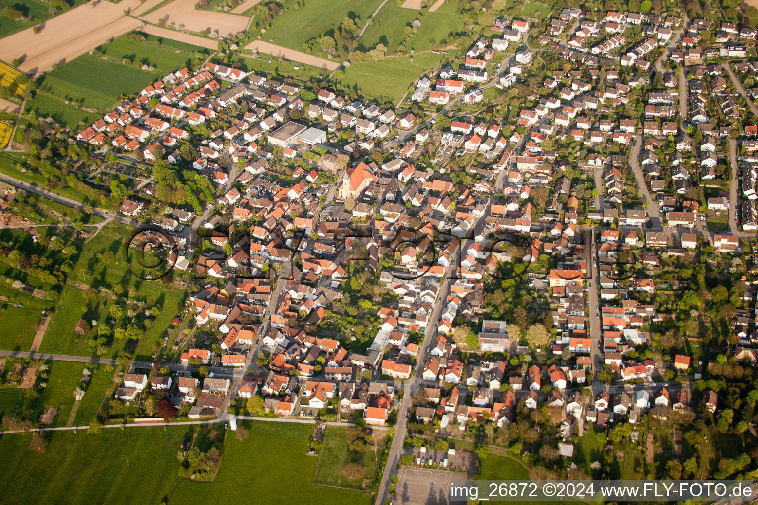 Vue aérienne de Vue des rues et des maisons des quartiers résidentiels à le quartier Ettlingenweier in Ettlingen dans le département Bade-Wurtemberg, Allemagne