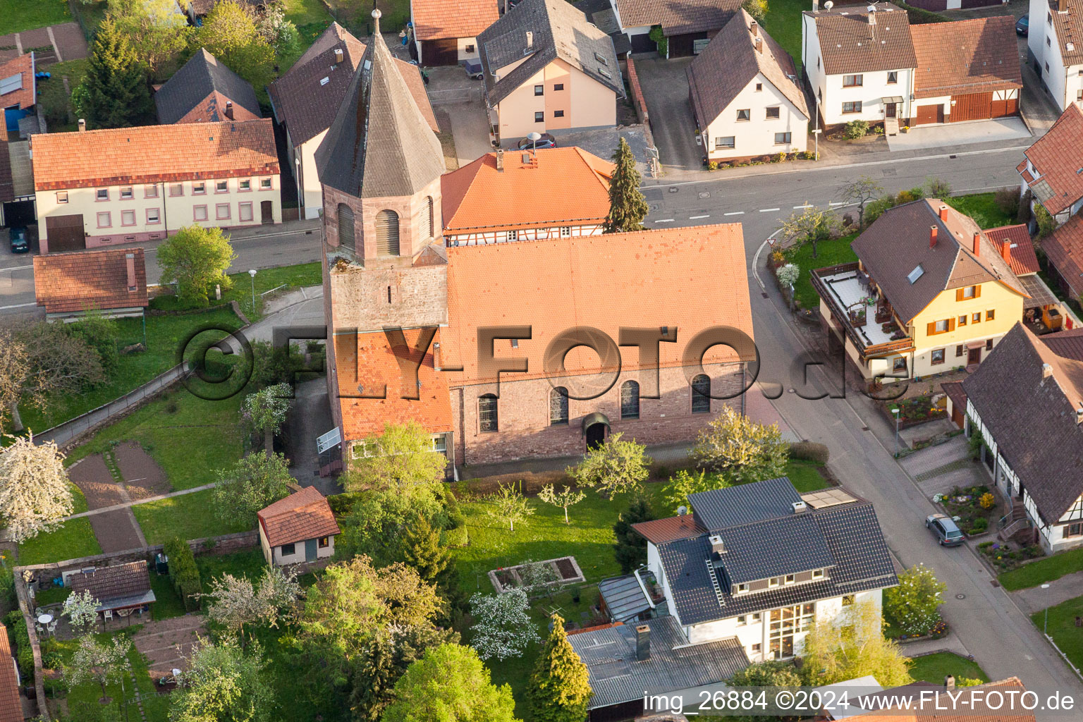 Vue aérienne de Bâtiment de l'église de Saint-Georges en Völkersbach à le quartier Völkersbach in Malsch dans le département Bade-Wurtemberg, Allemagne