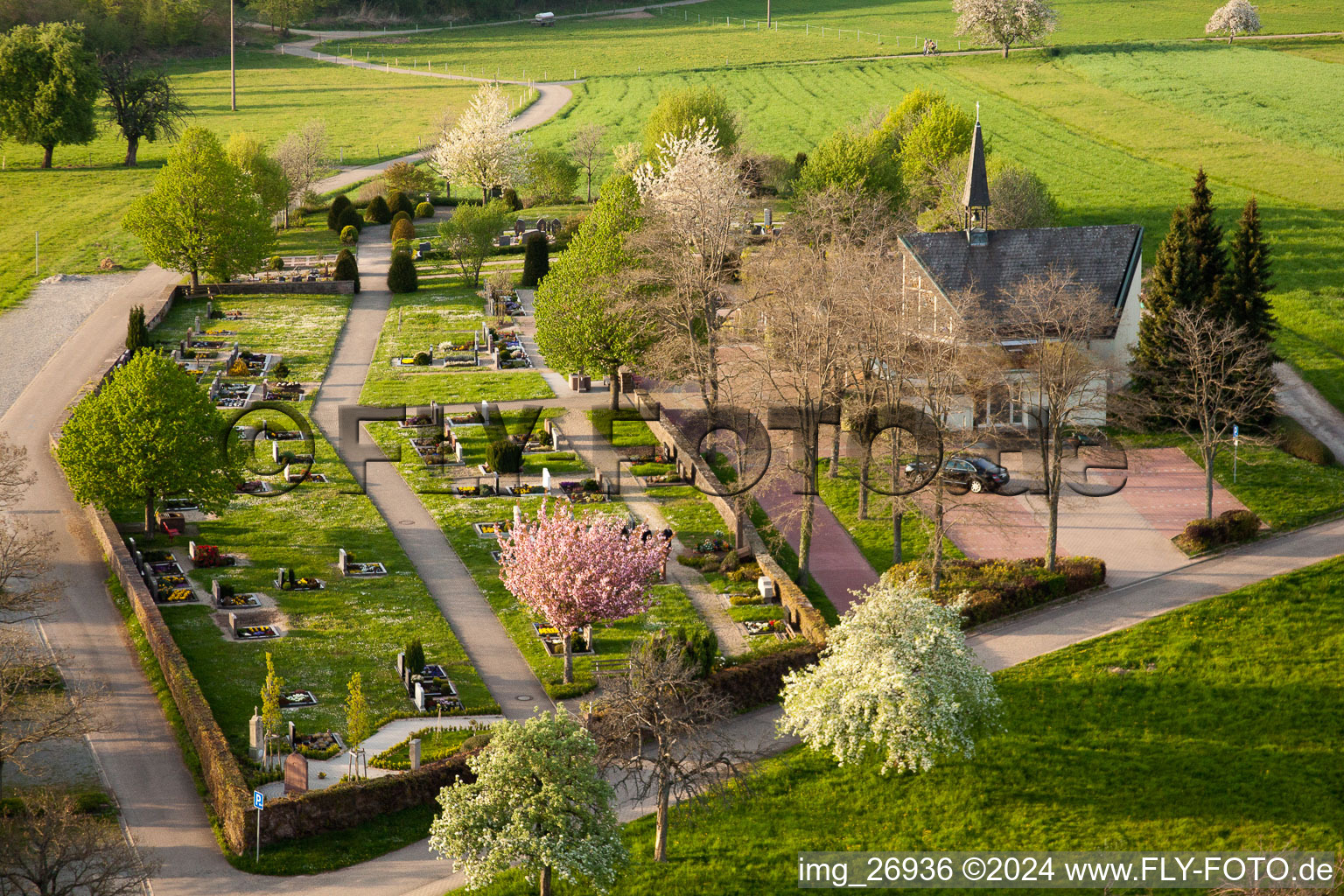 Vue aérienne de Cimetière à le quartier Völkersbach in Malsch dans le département Bade-Wurtemberg, Allemagne