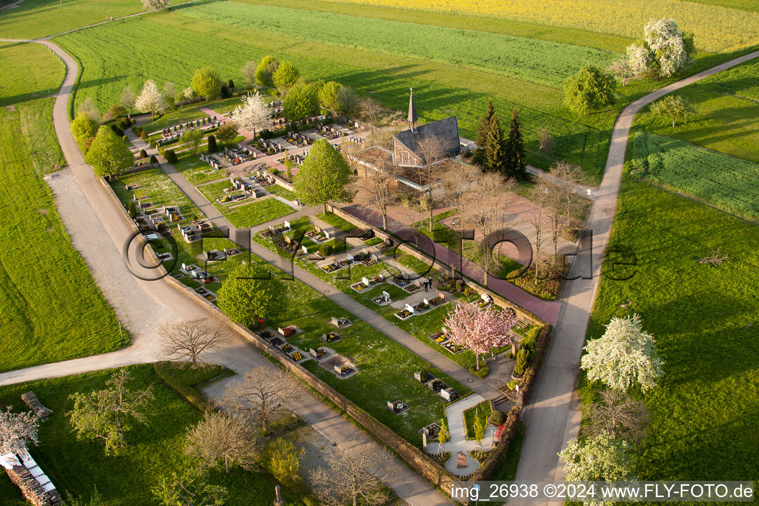 Vue aérienne de Cimetière à le quartier Völkersbach in Malsch dans le département Bade-Wurtemberg, Allemagne