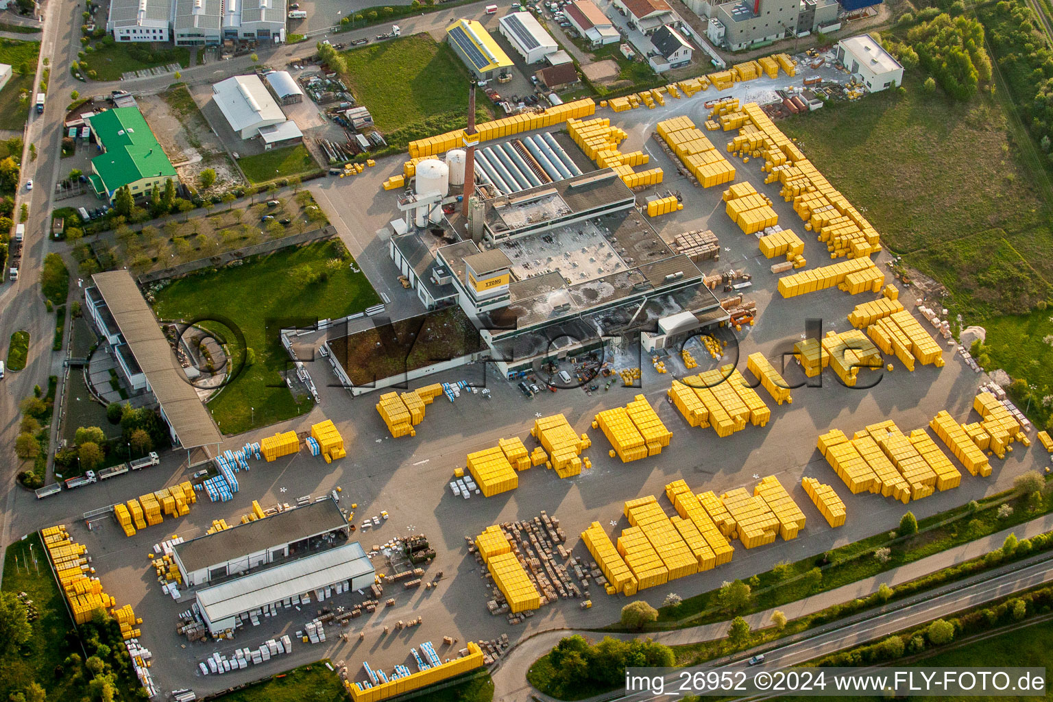 Vue aérienne de Centre de commerce et de logistique de matériaux de construction Construction et gestion de projets Süd GmbH - Ytong Bausatzhaus Partner à Malsch dans le département Bade-Wurtemberg, Allemagne