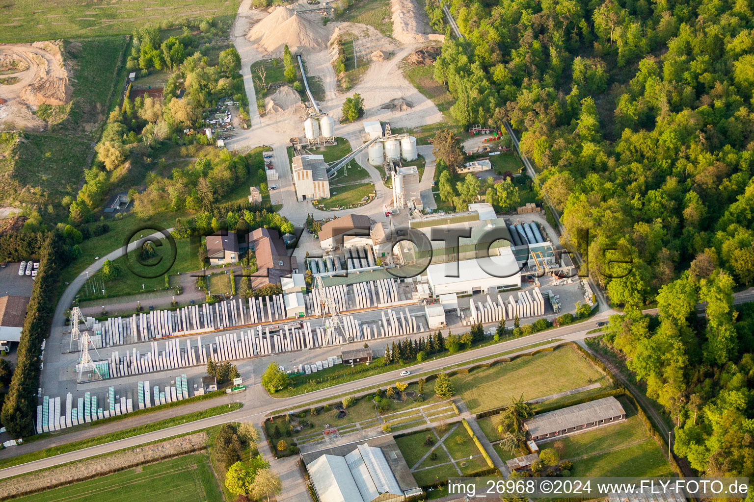 Vue aérienne de Centrale à béton et matériaux de construction de Heidelberger Kalksandstein GmbH - usine Durmersheim à Durmersheim dans le département Bade-Wurtemberg, Allemagne