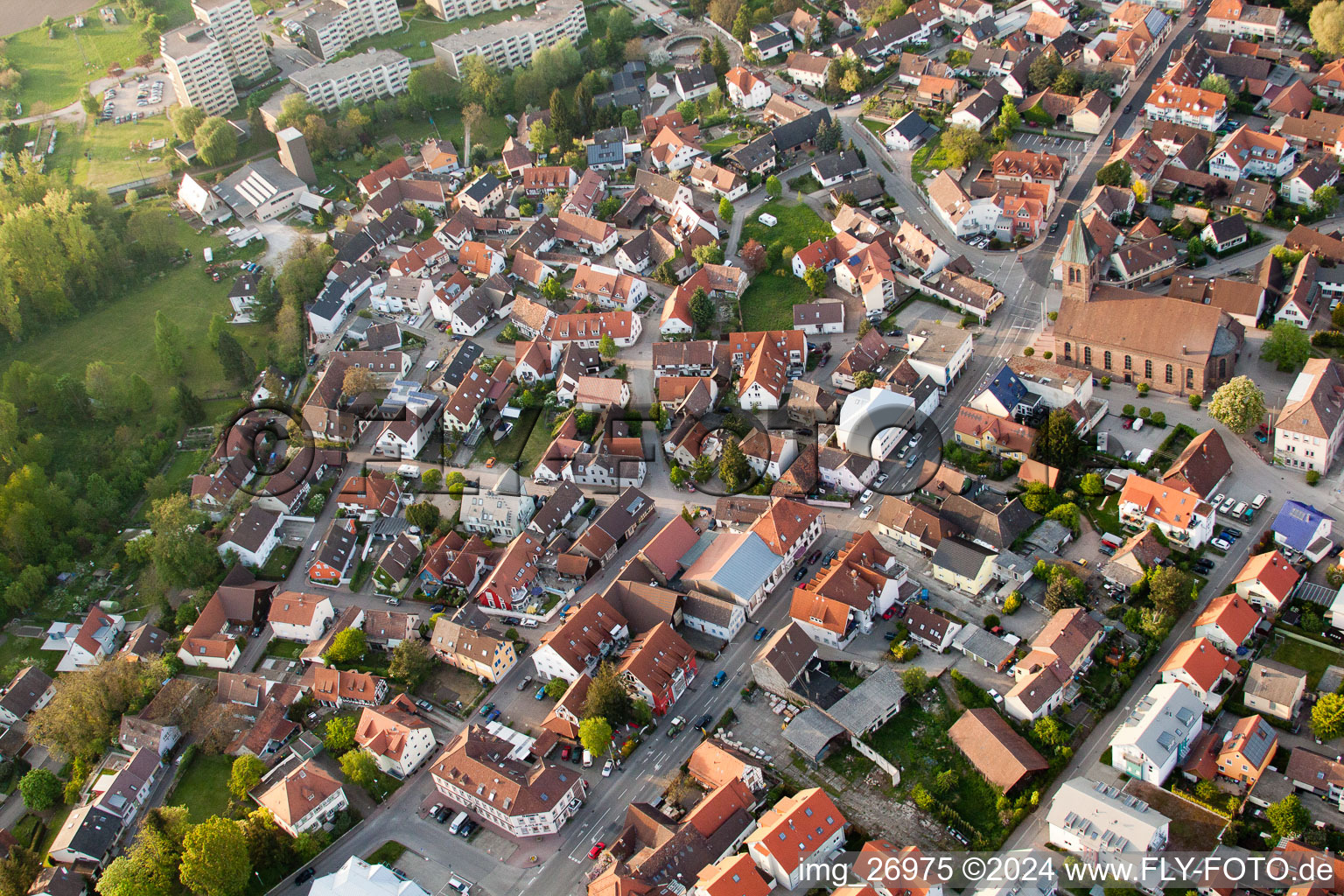 Vue aérienne de Rue principale Saint-Denys à Durmersheim dans le département Bade-Wurtemberg, Allemagne