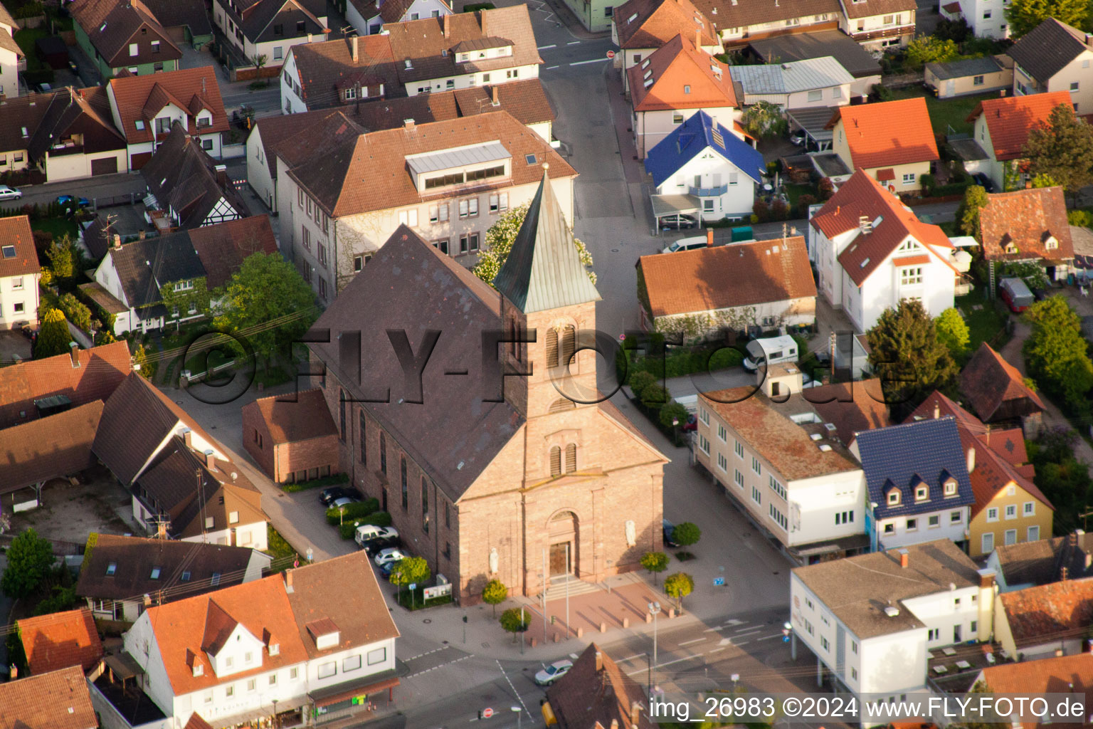 Vue aérienne de Église Denys / Église des jeunes VIA à le quartier Würmersheim in Durmersheim dans le département Bade-Wurtemberg, Allemagne