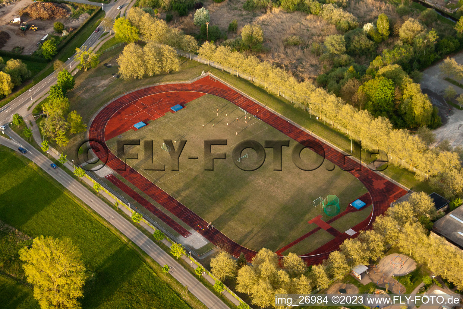 Vue aérienne de Terrain de sport - terrain de football du Wilhelm-Hausenstein-Gymnasium à Durmersheim dans le département Bade-Wurtemberg, Allemagne